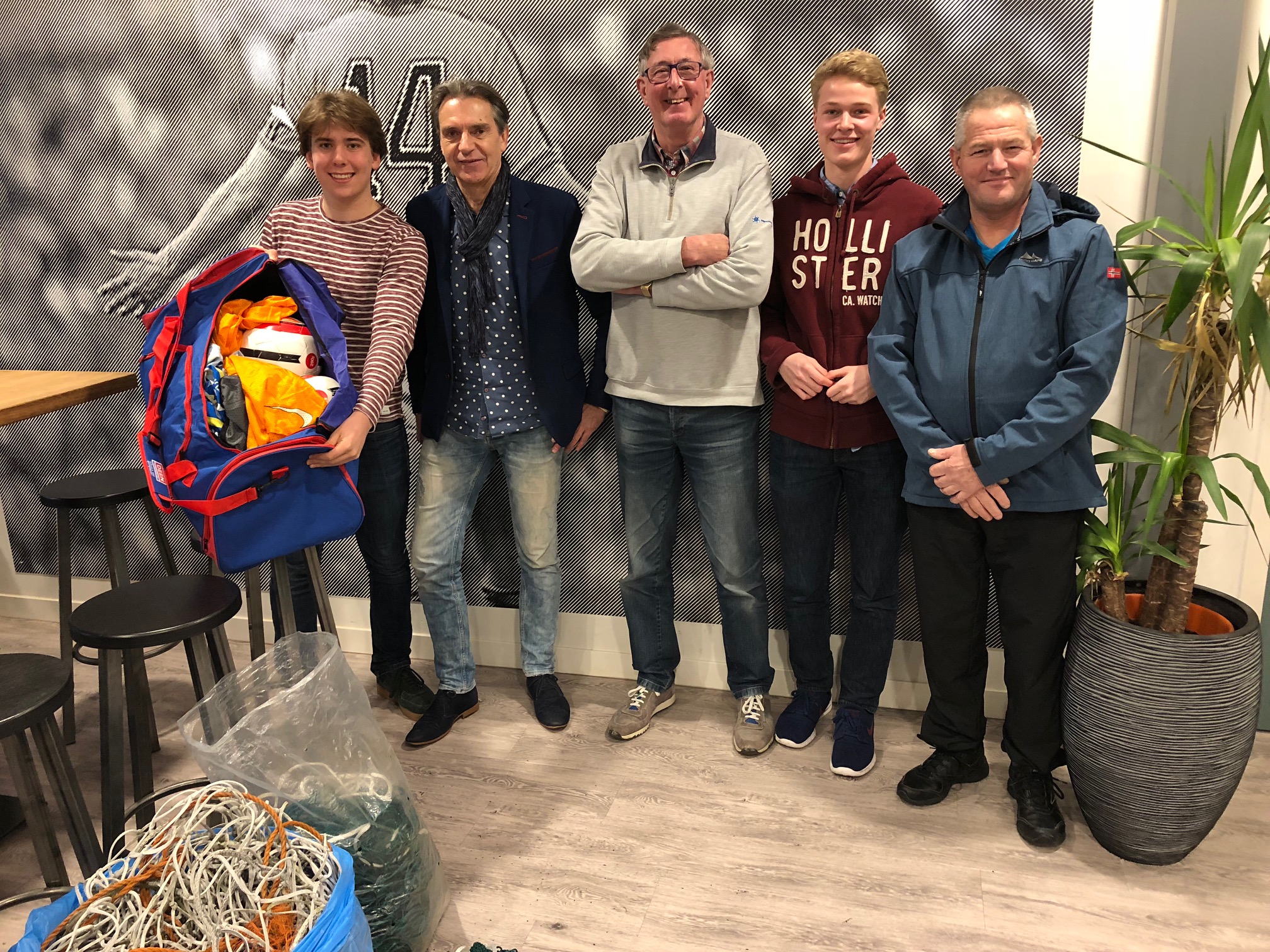 Op sportpark De Kiefthoek aan de Groeneweg worden de netten en hesjes overhandigd aan Norbert en Tijn. Van links naar rechts: Tijn Padmos, Hans Hoen, Piet Staadegaard, Norbert Koetzier en Dick Koning. (Foto: aangeleverd)