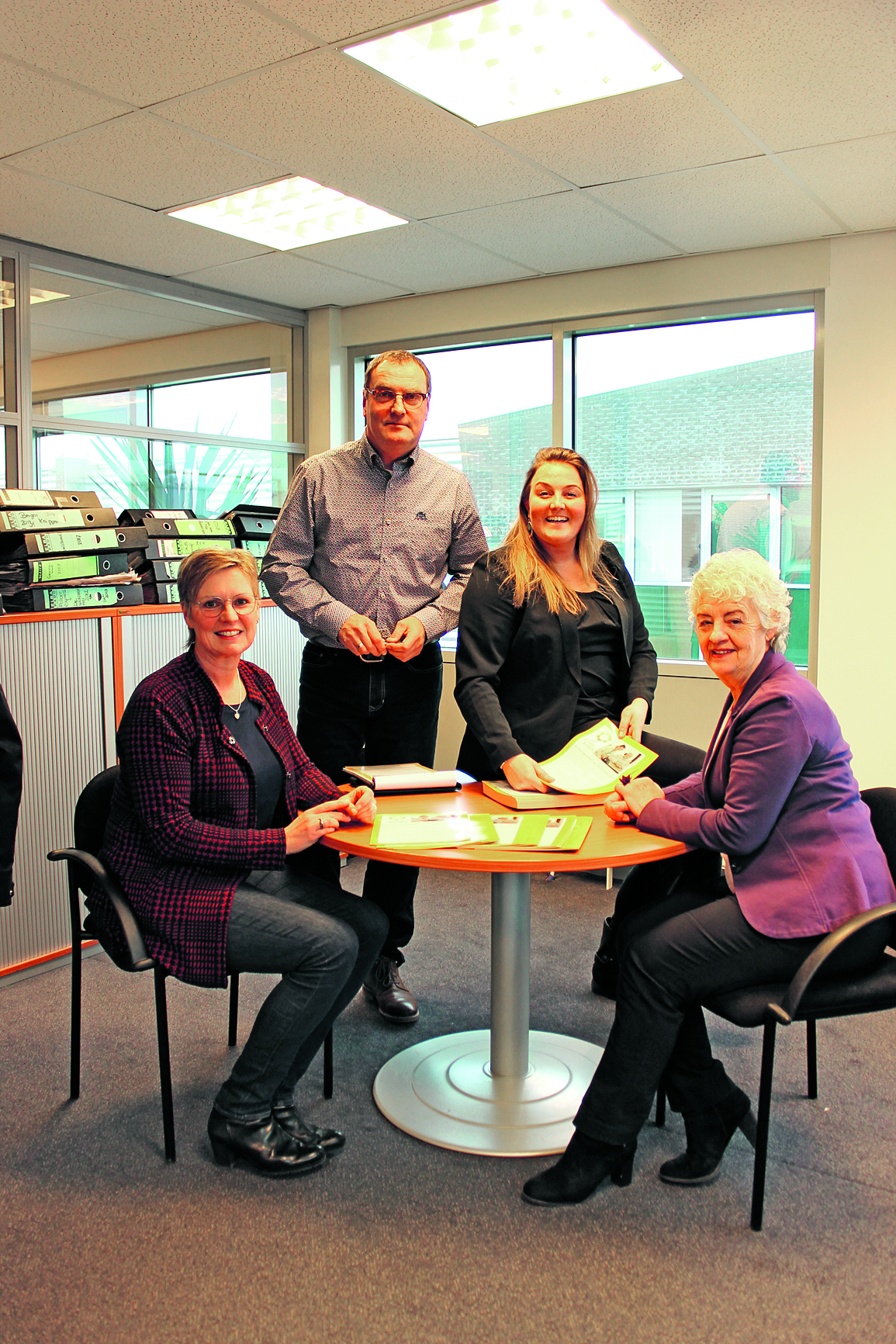 Het resultaat mag er zijn. Van links naar rechts Agnes Bak (Waterlandse Uitdaging), John Bontje (redacteur), Nicole Klaver (media-adviseur) en Rita van der Wallen (De Zonnebloem Purmerend) met de eerste nieuwsbrief. (Foto: Yvette van der Does)