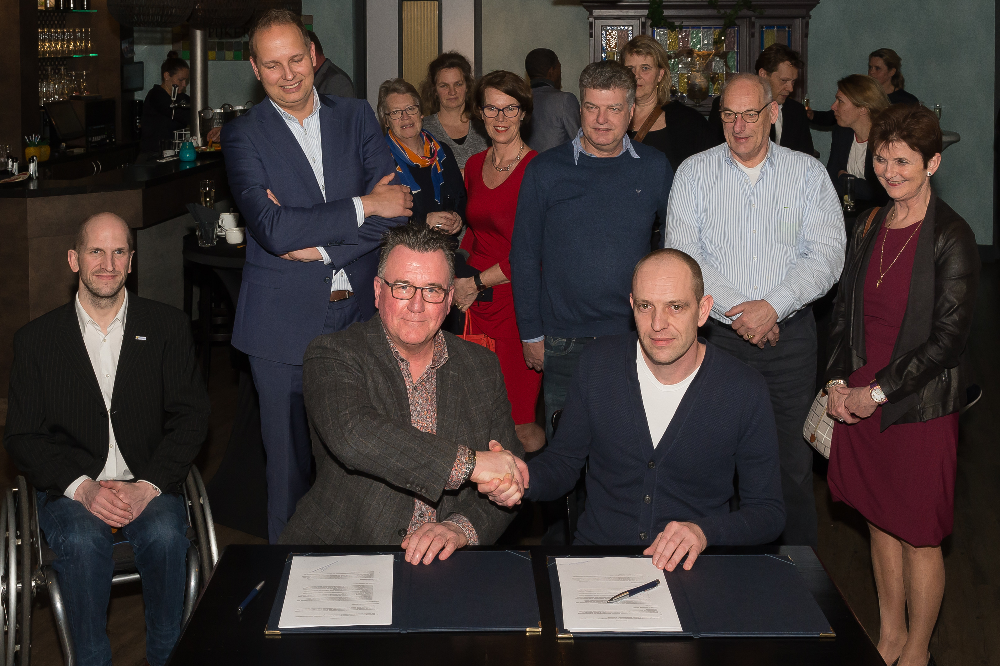 Onder toeziend oog van vertegenwoordigers van de deelnemende ondernemerspartijen gaven Mario Hegger en Daniel Pardoen elkaar de hand. (Foto: Han Giskes)