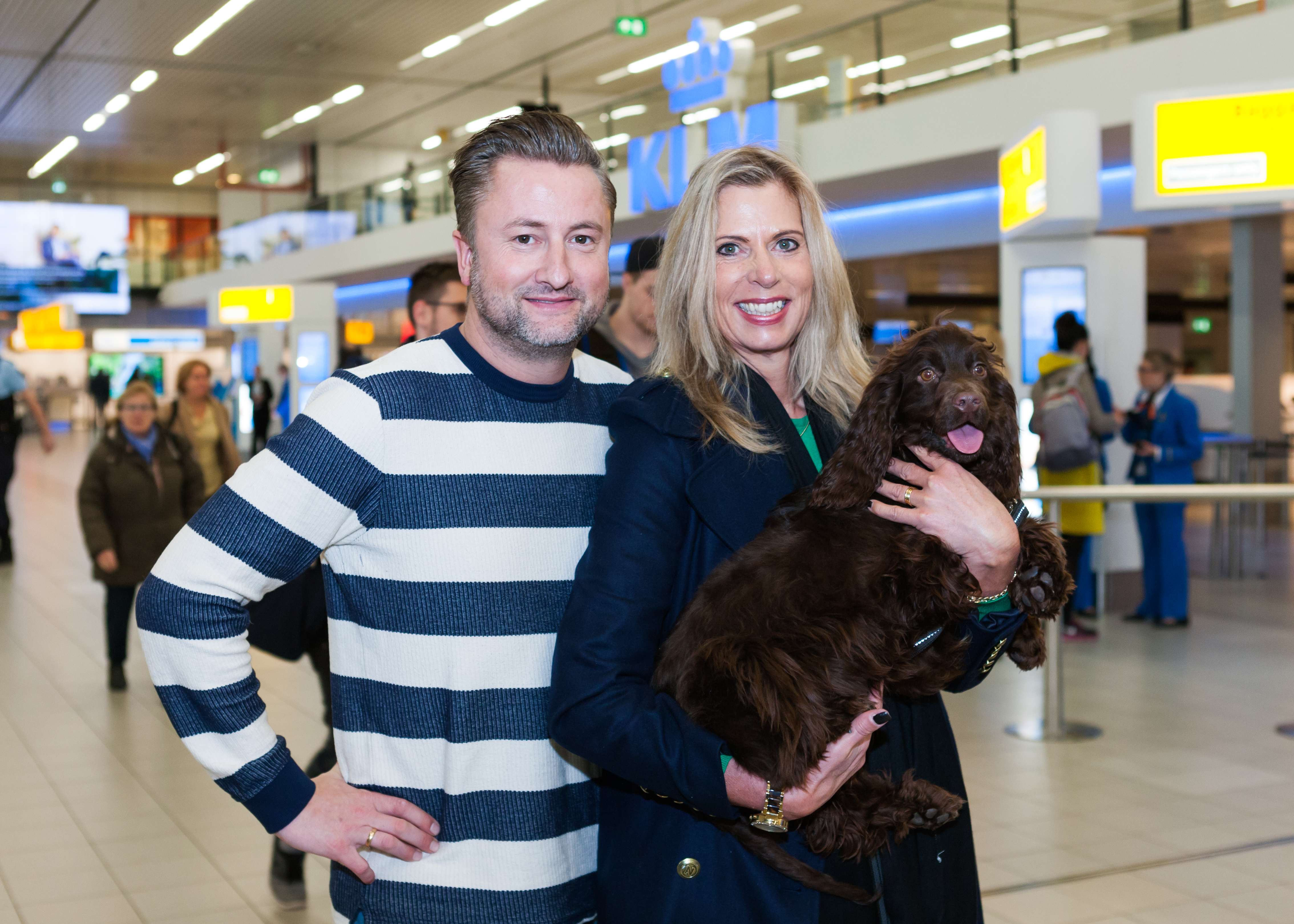 Bailey wordt op schiphol uitgezwaaid door ambassadeur Dennis Weening en Ina Mouthaan, voormalig directeur Balans en sponsor van het project. (Foto: Simon Trel)