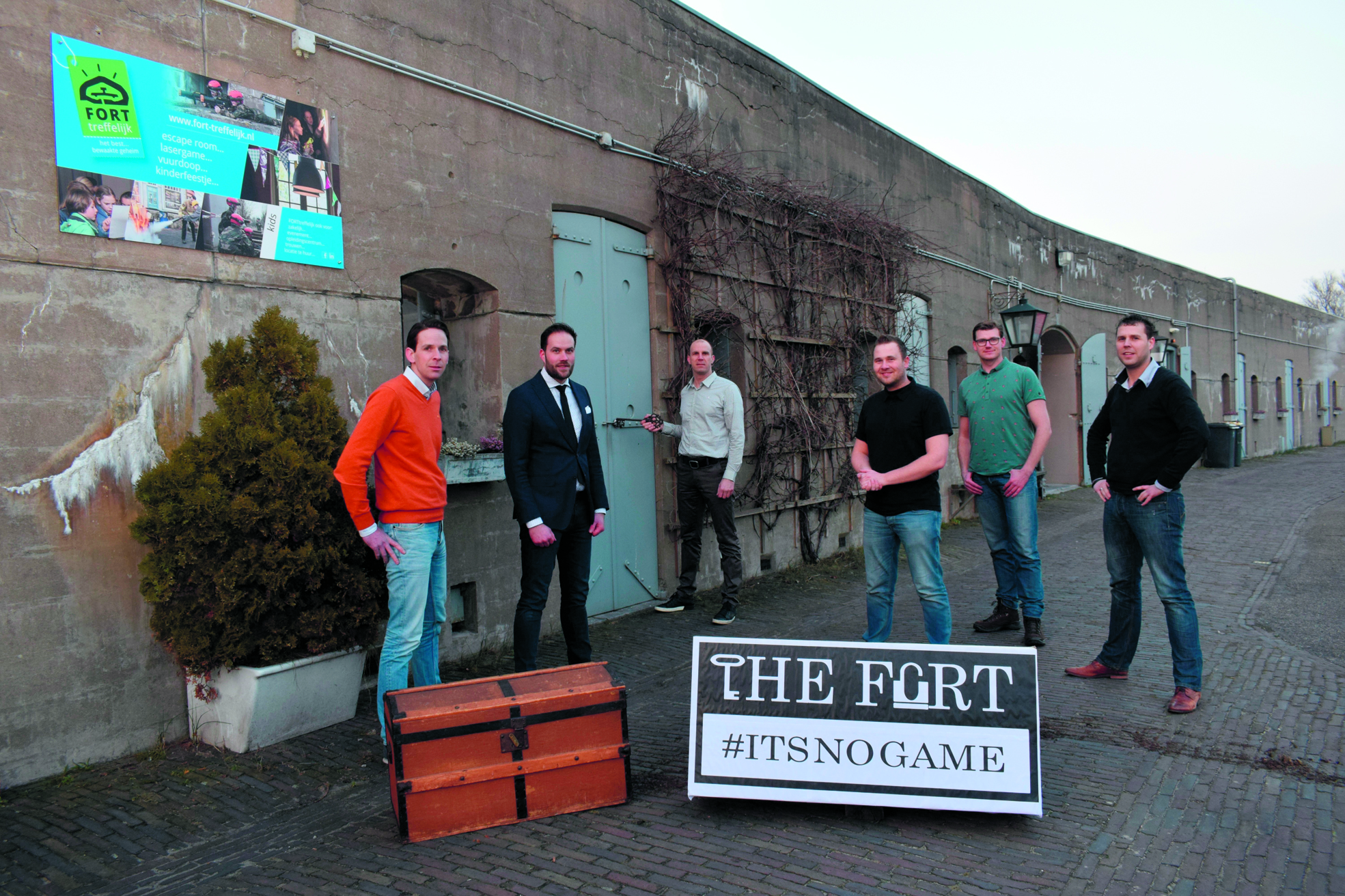 De commissie van de Juniorkamer bij Fort Markenbinnen, de locatie van The Fort, #intsnogame!. (Foto: Yvette van der Does/RM)