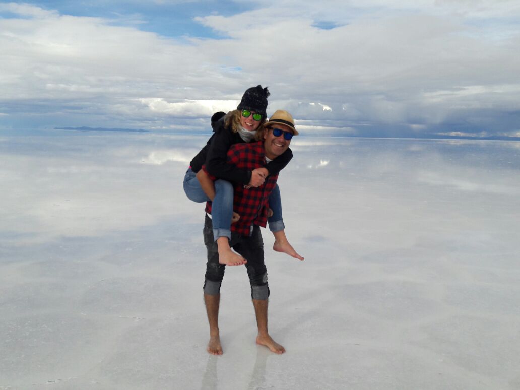 Adinde en haar man Christian op zoutvlakte Salar de Uyuni. (Foto: aangeleverd)
