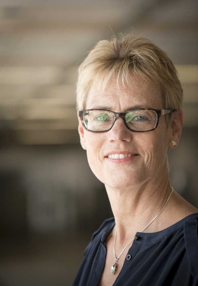 Columnist en auteur Ina Hollander opent haar deuren voor visite in haar woonkamer in Hoogkarspel. (Foto: aangeleverd)
