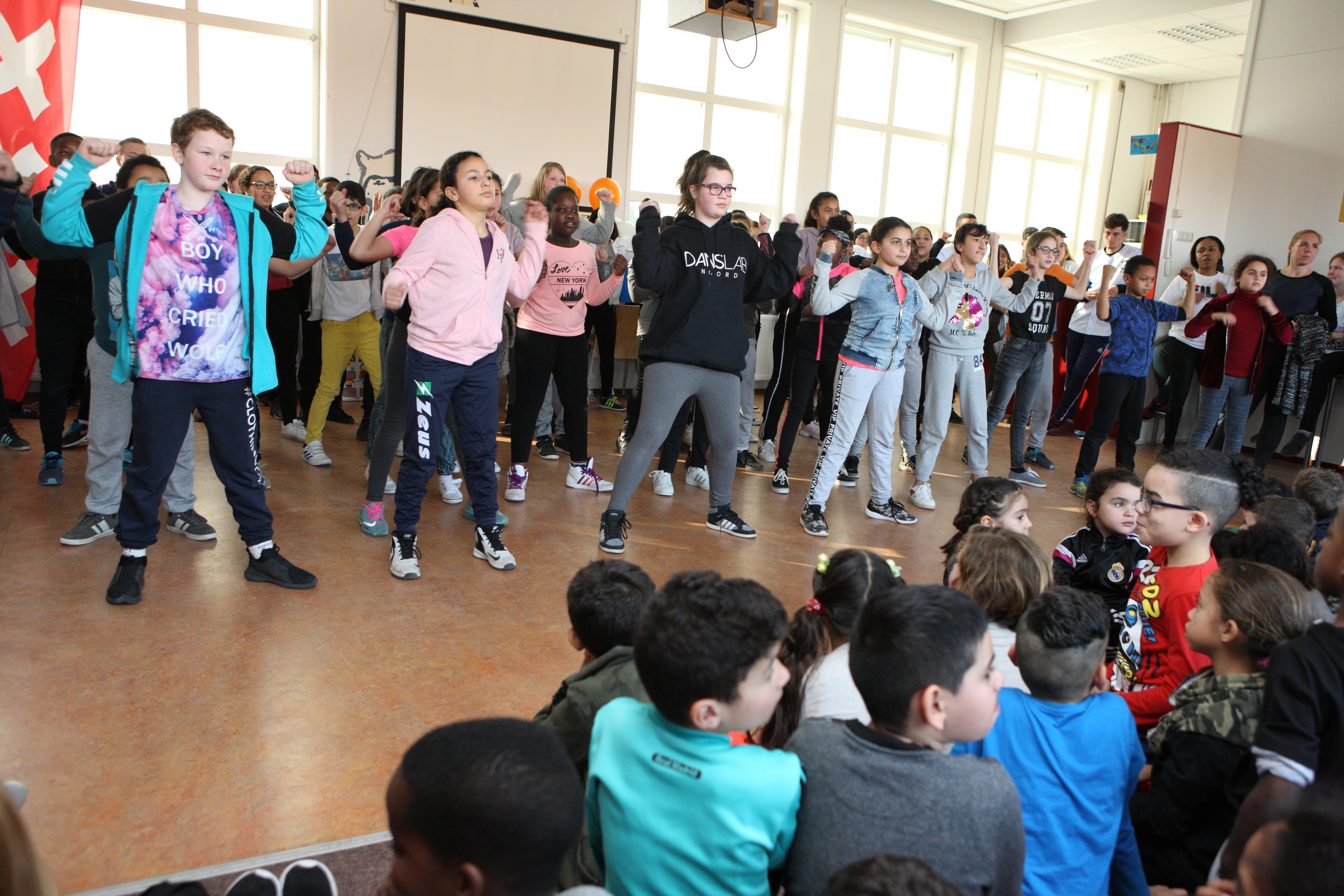 Dansvoorstelling van leerlingen voor alle ouders. (Foto: Wil van Iersel)