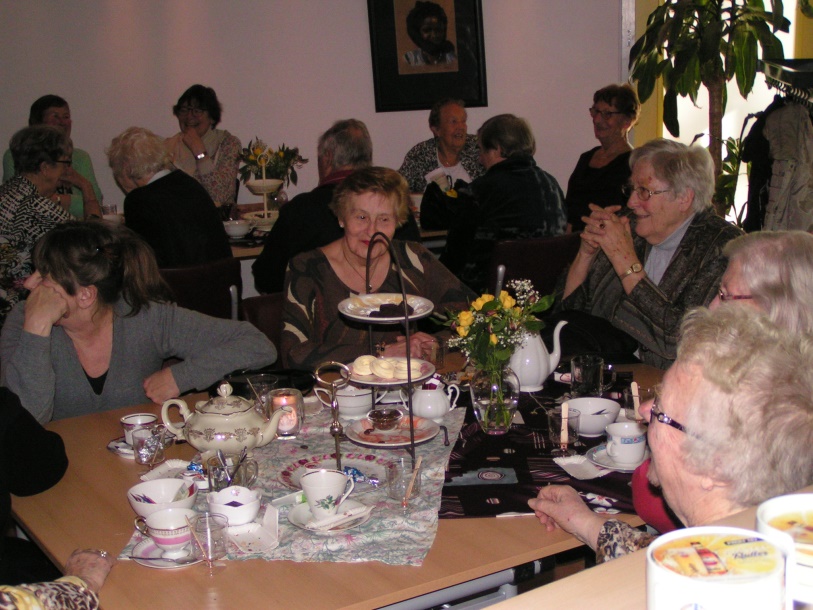 Samen thee drinken en lekkernijen proeven. (Foto: aangeleverd)