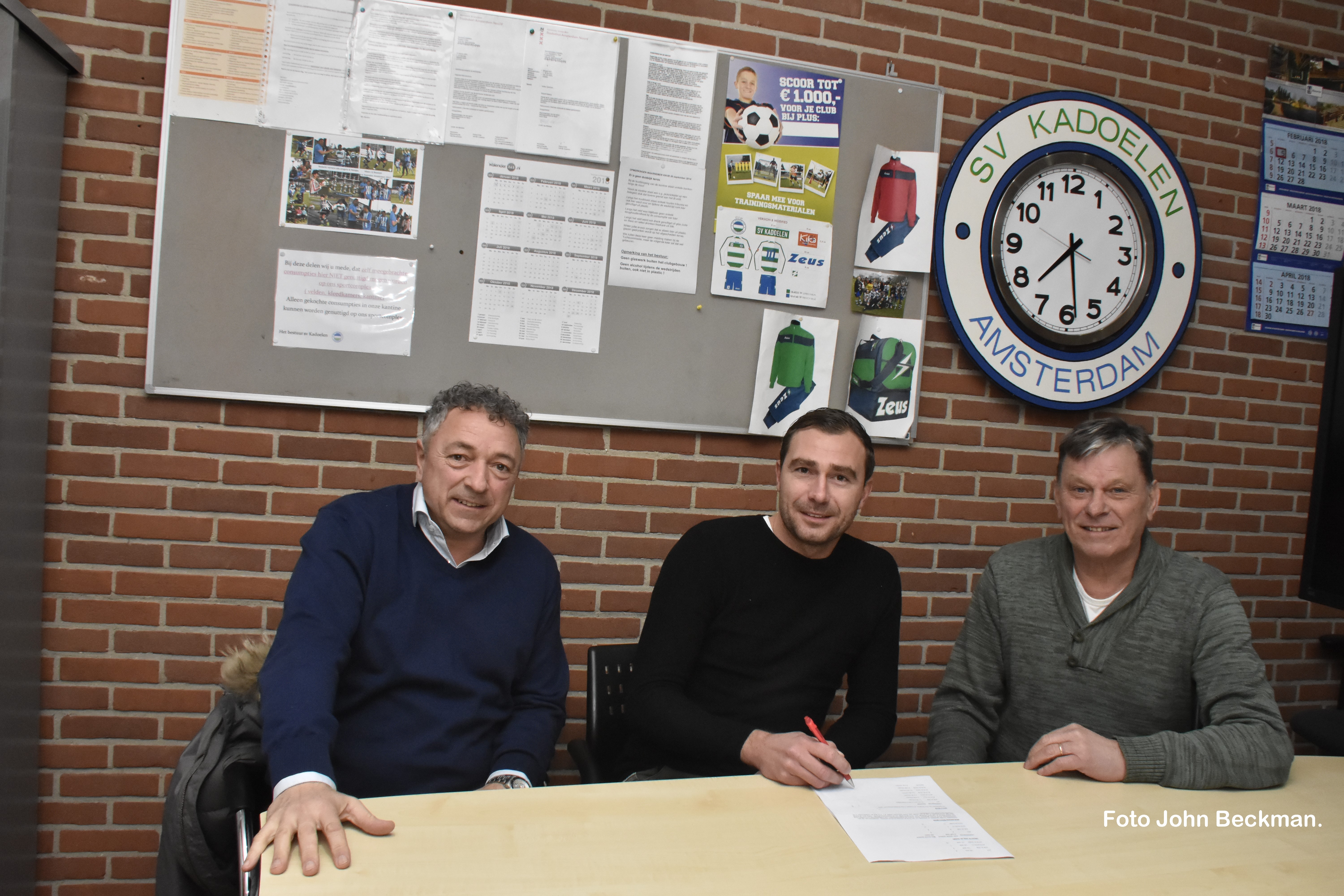 Tristan Bouchinhoren geflankeerd door beide voorzitters Marco van Buuren en Henk Blaauw. (Foto: John Beckman)