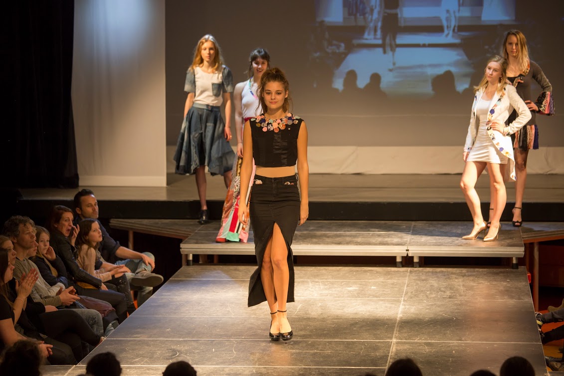 Op de grote catwalk worden zelfgemaakte creaties getoond. (Foto: Marco Bakker)