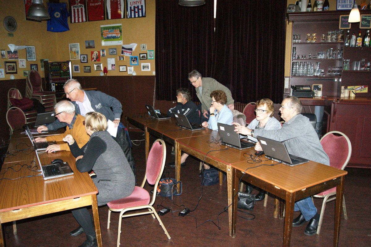 Omgaan met de computer; dat leren de deelnemers bij de computercursus van De Actieve Senioren. (Foto: aangeleverd)