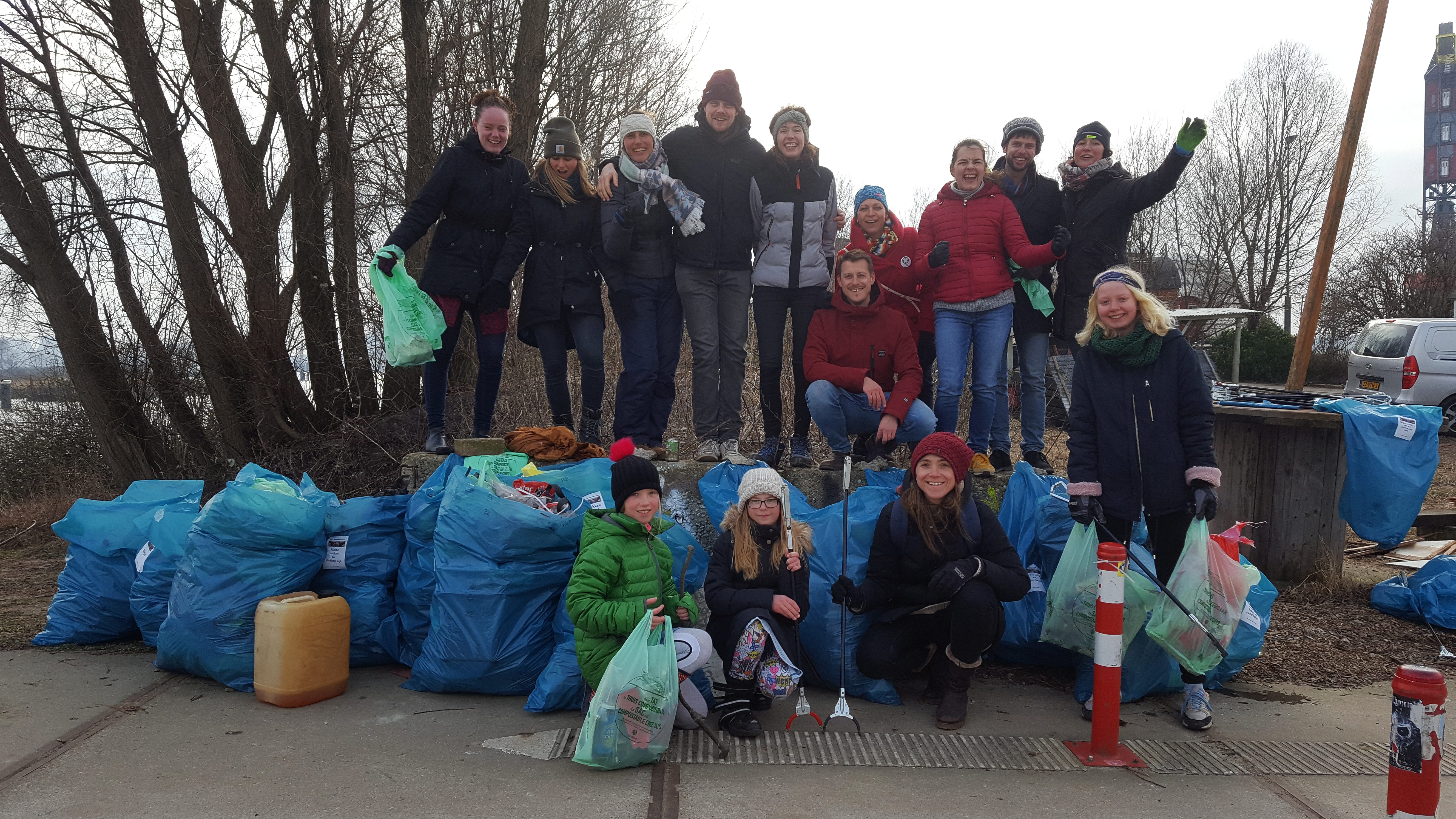 De vrijwilligers met hun verzamelde afval. (Foto: Trashdating)
