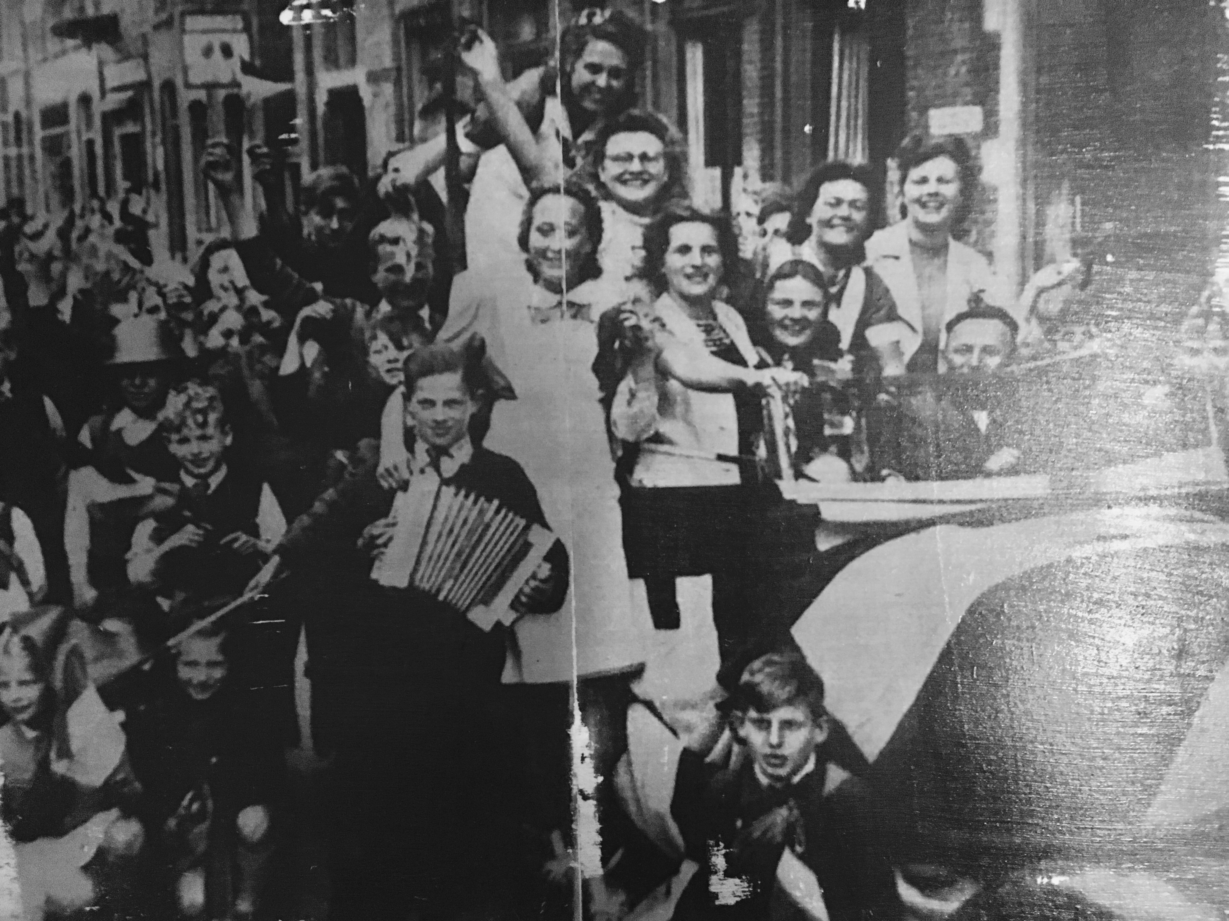 Wie herkent zichzelf of iemand anders op deze krantenfoto van Bevrijdingsdag in Alkmaar? (Foto: aangeleverd)