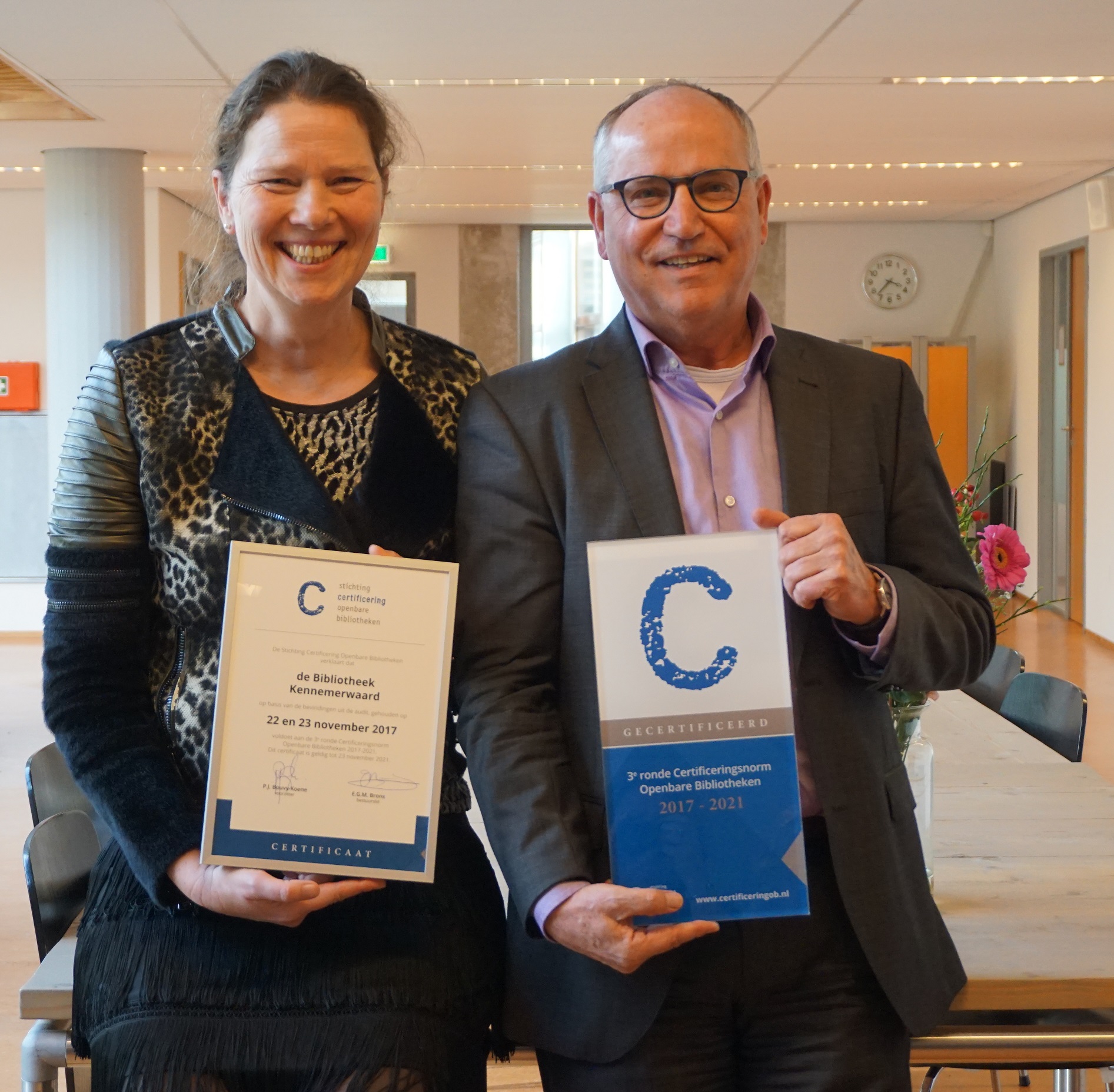 Erna Winters van Bibliotheek Kennemerwaard en wethouder Leo Dickhoff van Heerhugowaard zijn trots op de certificering. (aangeleverde foto)