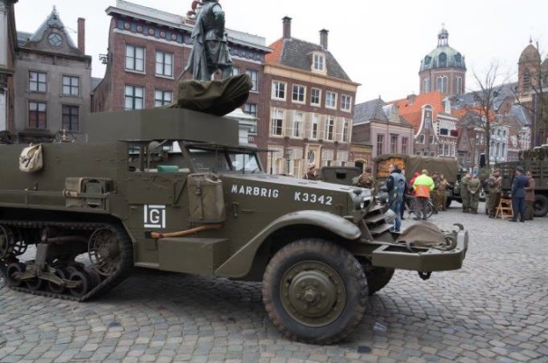 Op de Roode Steen zijn diverse historische voertuigen te bewonderen. (Foto: aangeleverd)