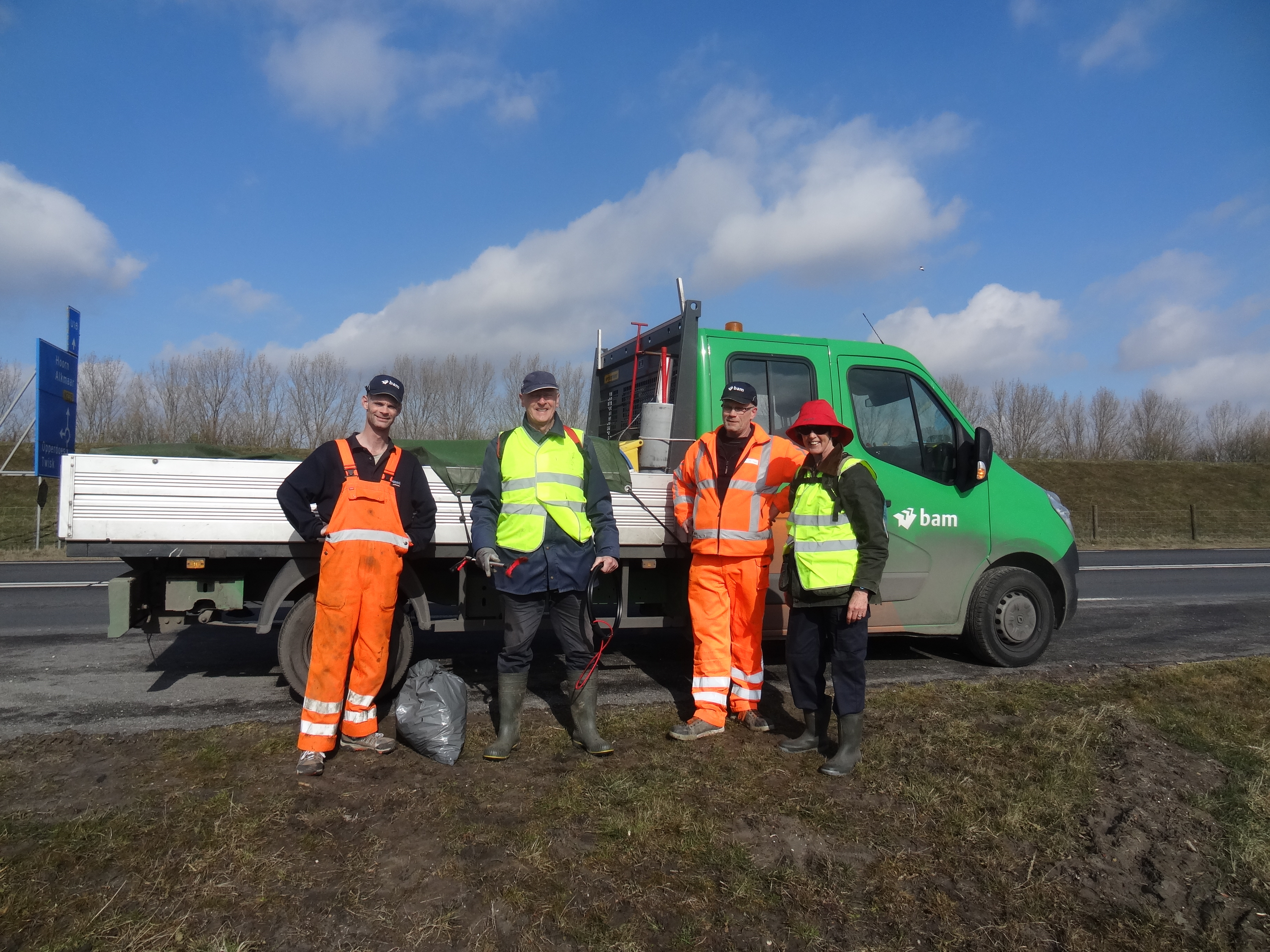 De Stille Rapers mochten blijven rapen langs de N239 en kregen hulp uit onverwachte hoek. (Foto: aangeleverd)