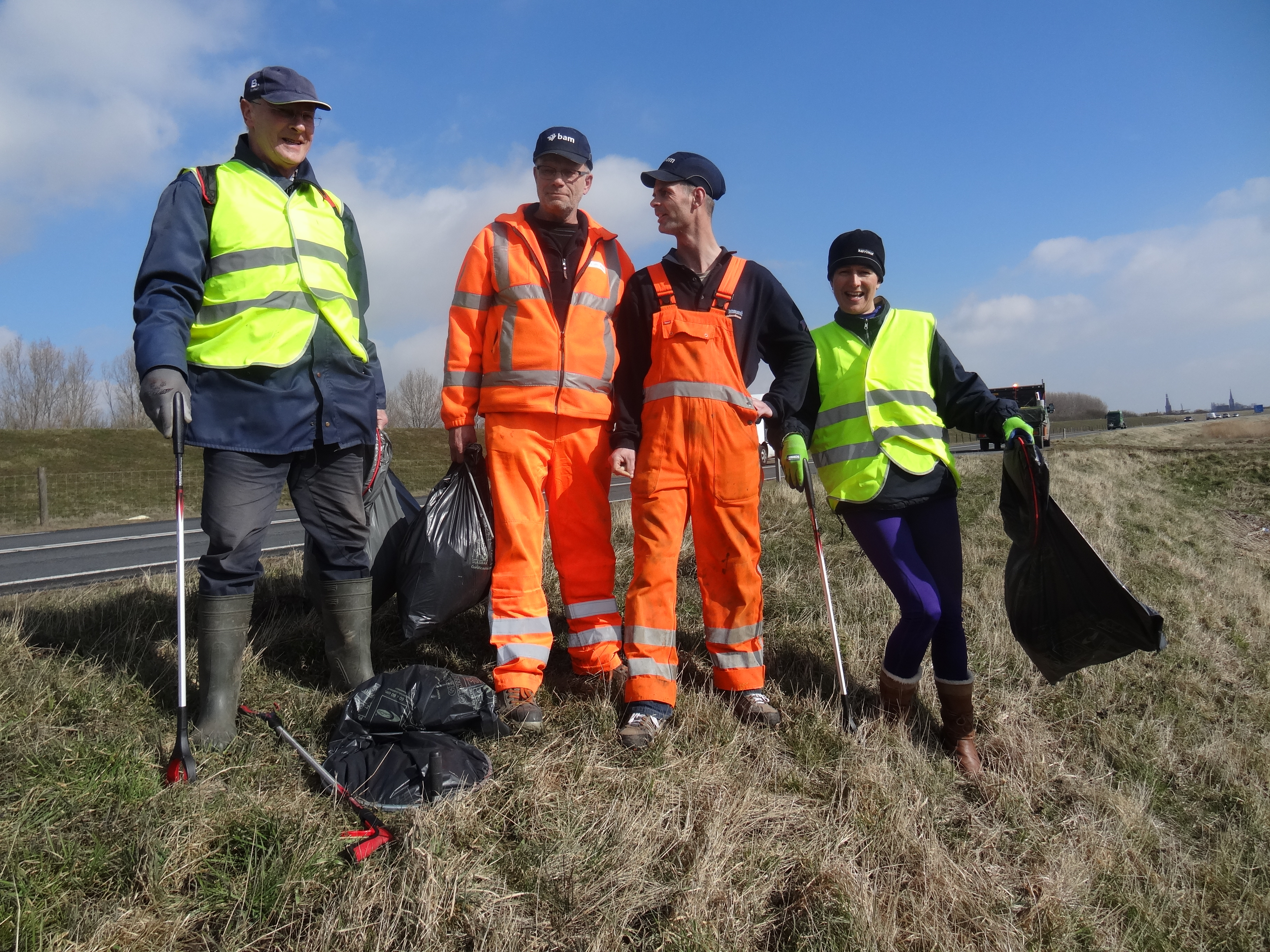 De Stille Rapers mochten blijven rapen langs de N239 en kregen hulp uit onverwachte hoek. (Foto: aangeleverd)