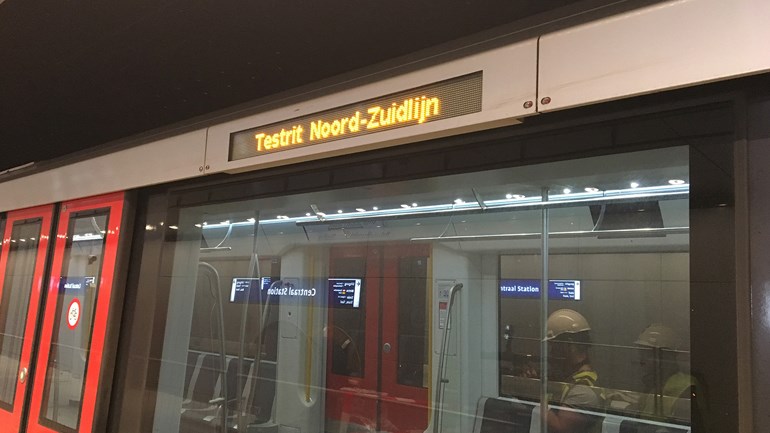 Het is nog niet helemaal zeker of de Amsterdamse Noord-Zuidlijn 22 juli gaat rijden. (Foto: NH/ Judith van Beek)