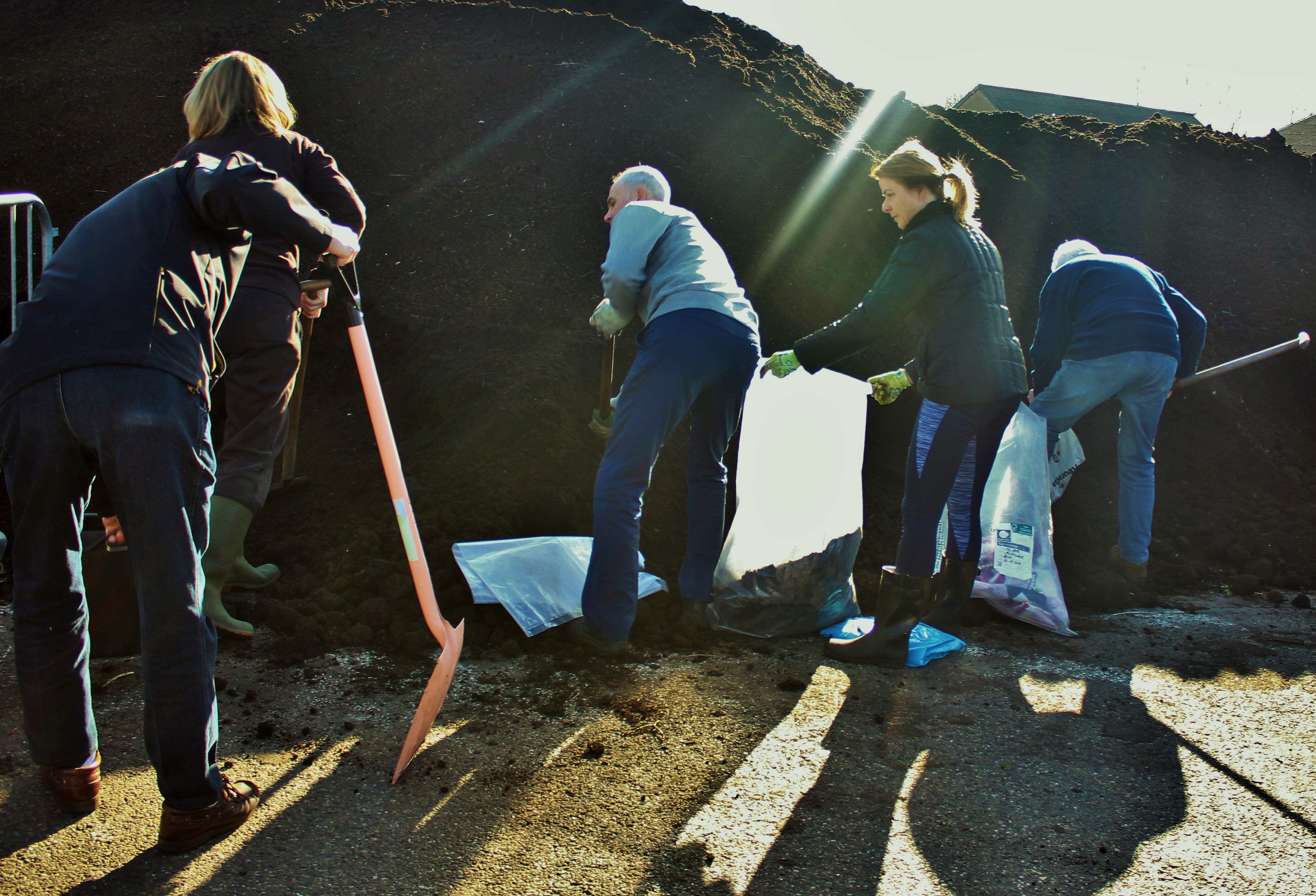 Wel zelf even een schep meebrengen en zakken of aanhanger. (Foto: aangeleverd)