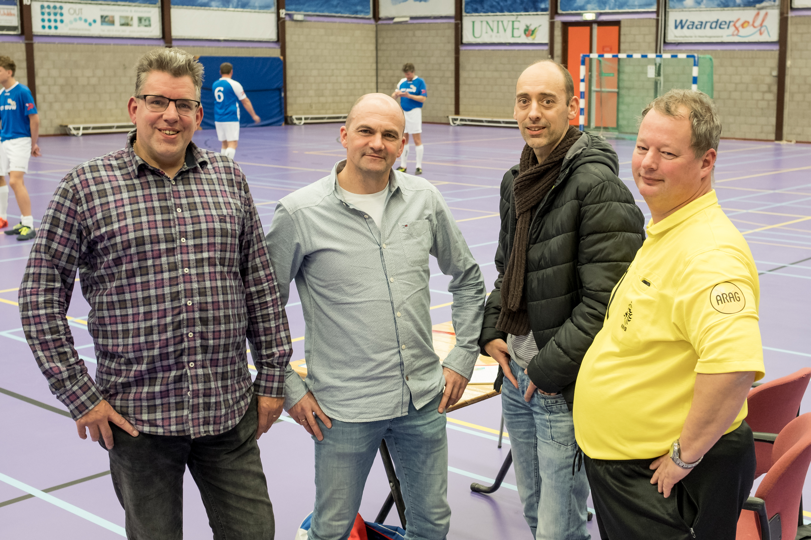 Vlnr. Catharinus Dijkstra (pr-medewerker stichting Recreatiezaalvoetbal), Richard van Avezaath, Gareth Jenkins (beiden zaaldienst) en scheidsrechter Michel Ros. (foto Richard Rood)