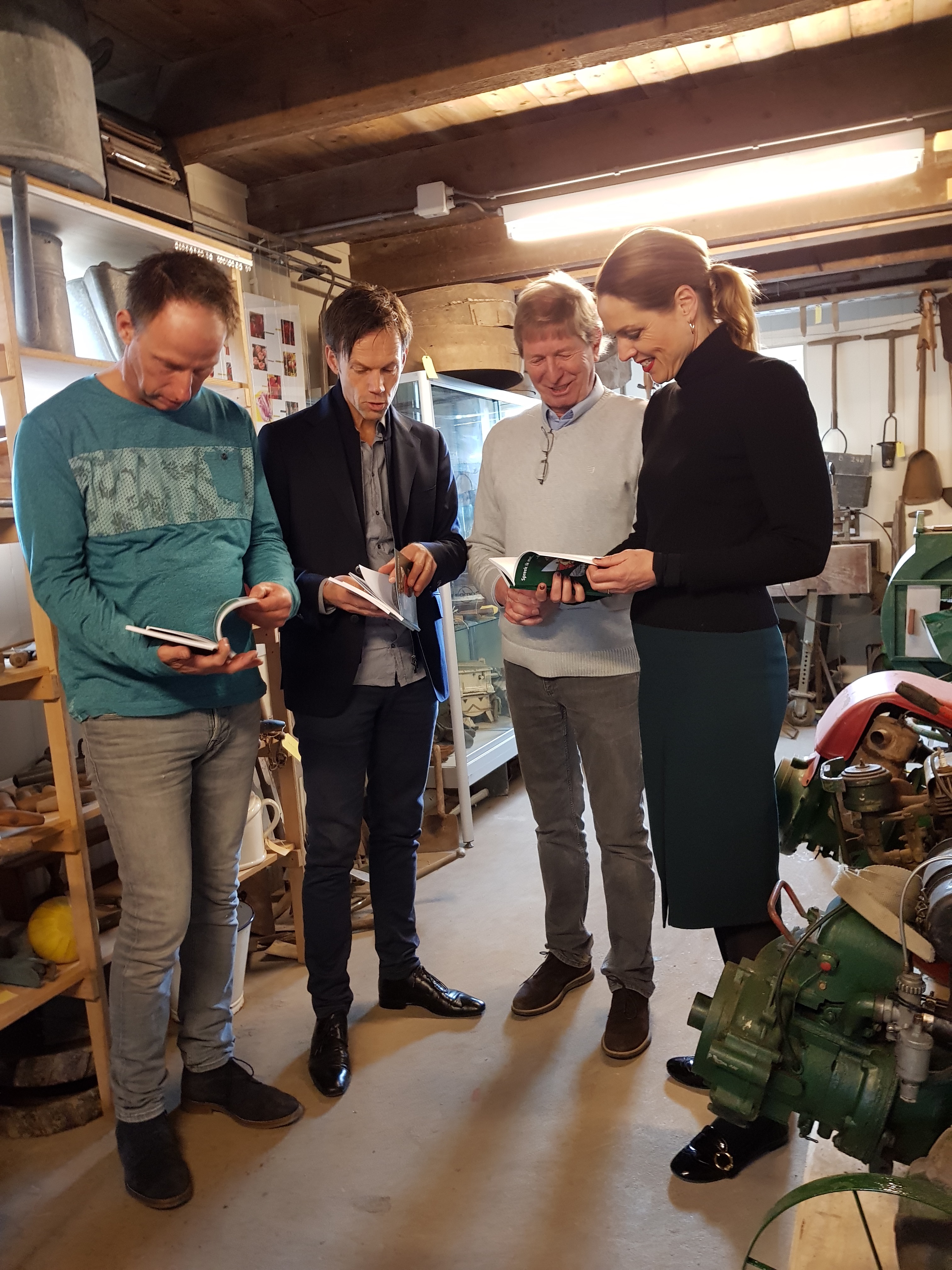 Het eerste exemplaar werd door Gerard Poelwijk (tweede van rechts) overhandigd aan Anne en Emiel Schouw - de kinderen van de overleden auteur - en aan Ad de Wit (l), aangever van het manuscript. (Foto: aangeleverd)