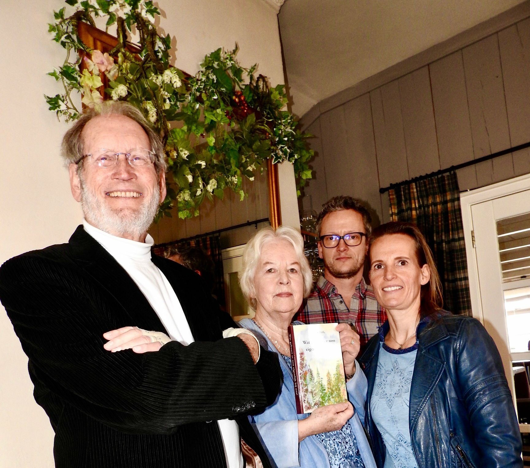 Manon met haar boek temidden van man Jan, zoon Jon en dochter Jody. (Foto: Marja Bak-Aal)