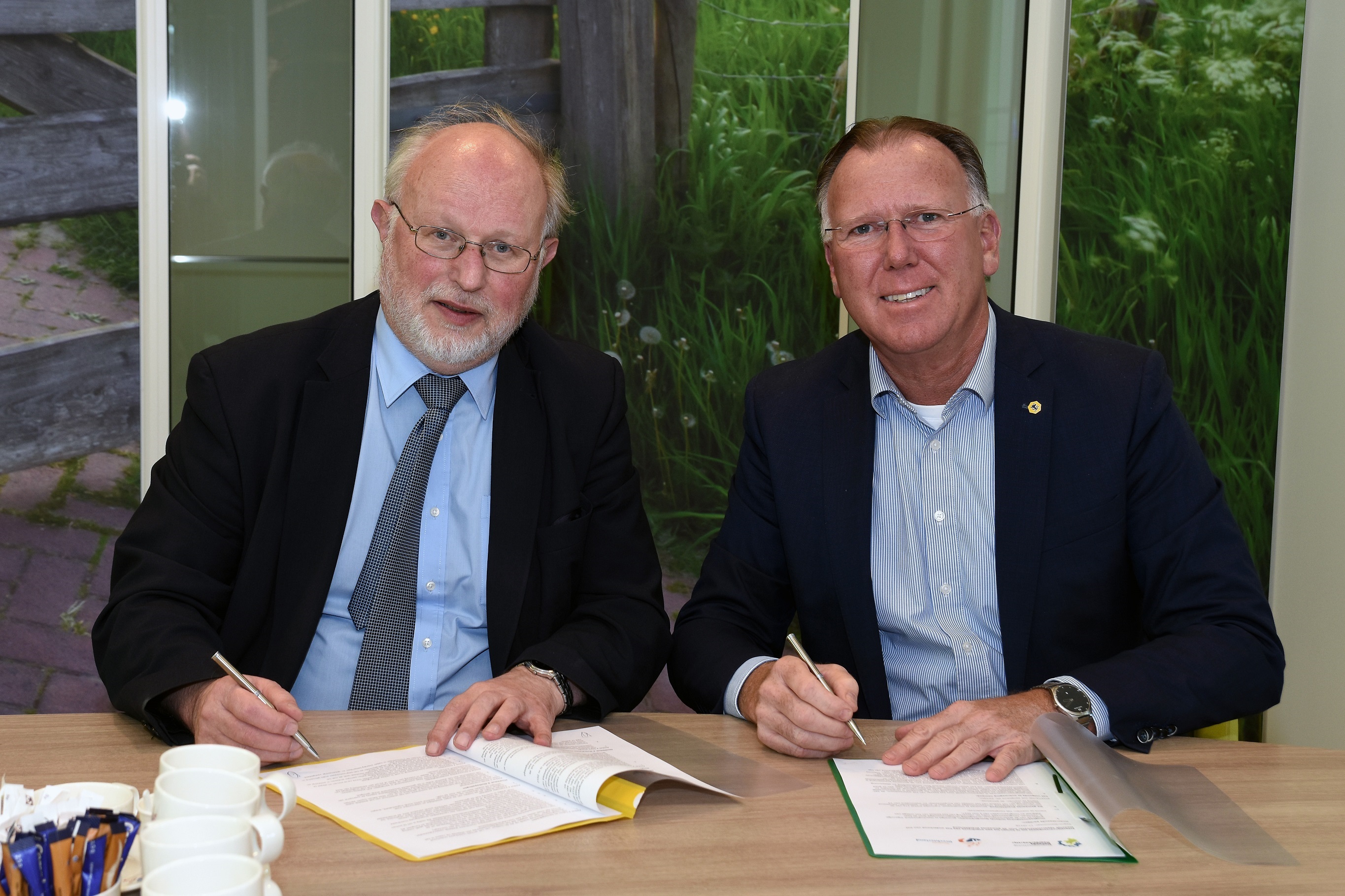 Wethouder Peter Kuiken en hoogheemraad Rob Veenman ondertekenden donderdag 8 maart de intentieovereenkomst Overname Stedelijk Water Drechterland. (Foto: aangeleverd)
