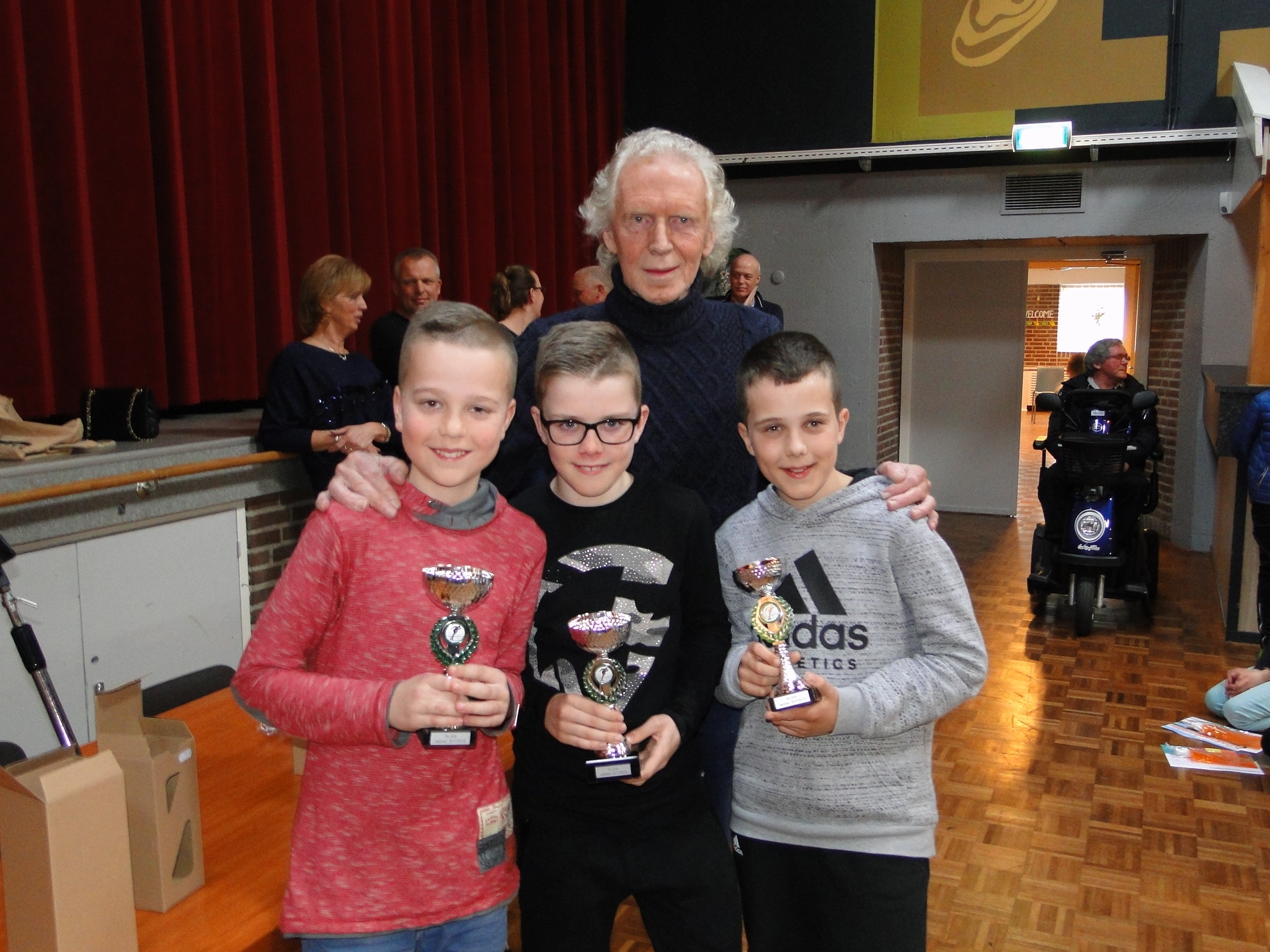 De beste drie van de 'Dirk Kes competitie' dit jaar. V.l.n.r. Stijn Visser Liam de Wit en Joris Stooker met achter hun begeleider Dirk Kes. ( Foto: Pep)