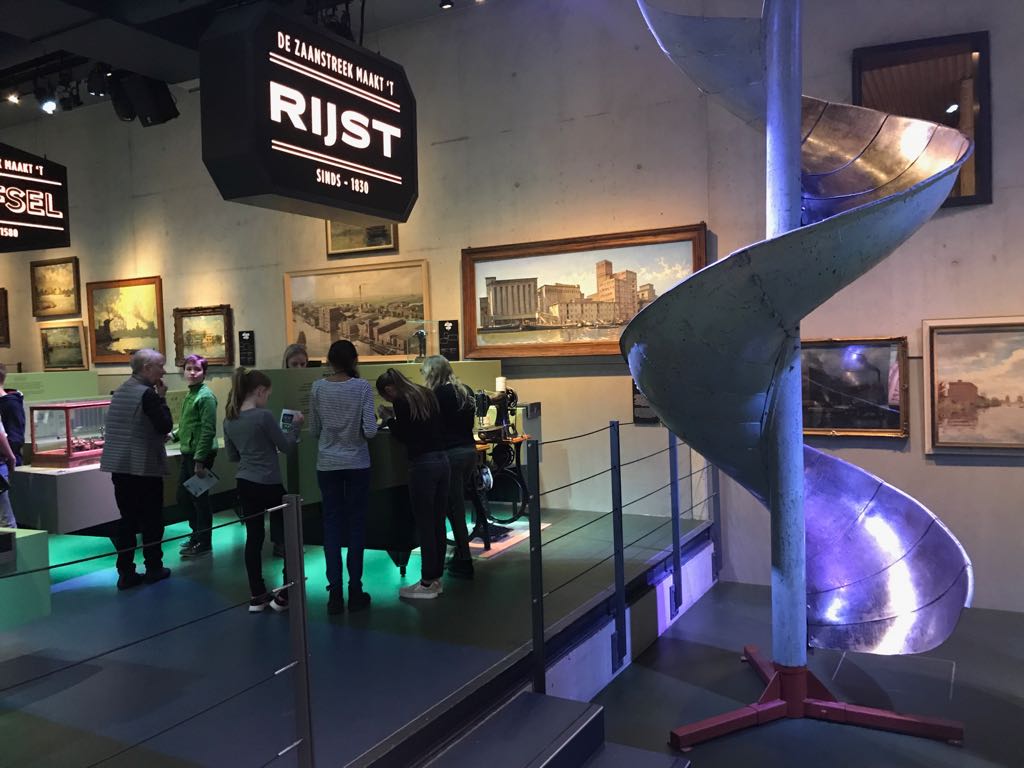Scholen uit Wormer kregen tijdens de rijstweken in het Zaans Museum een speciale rondleiding. (Foto: Lassie)
