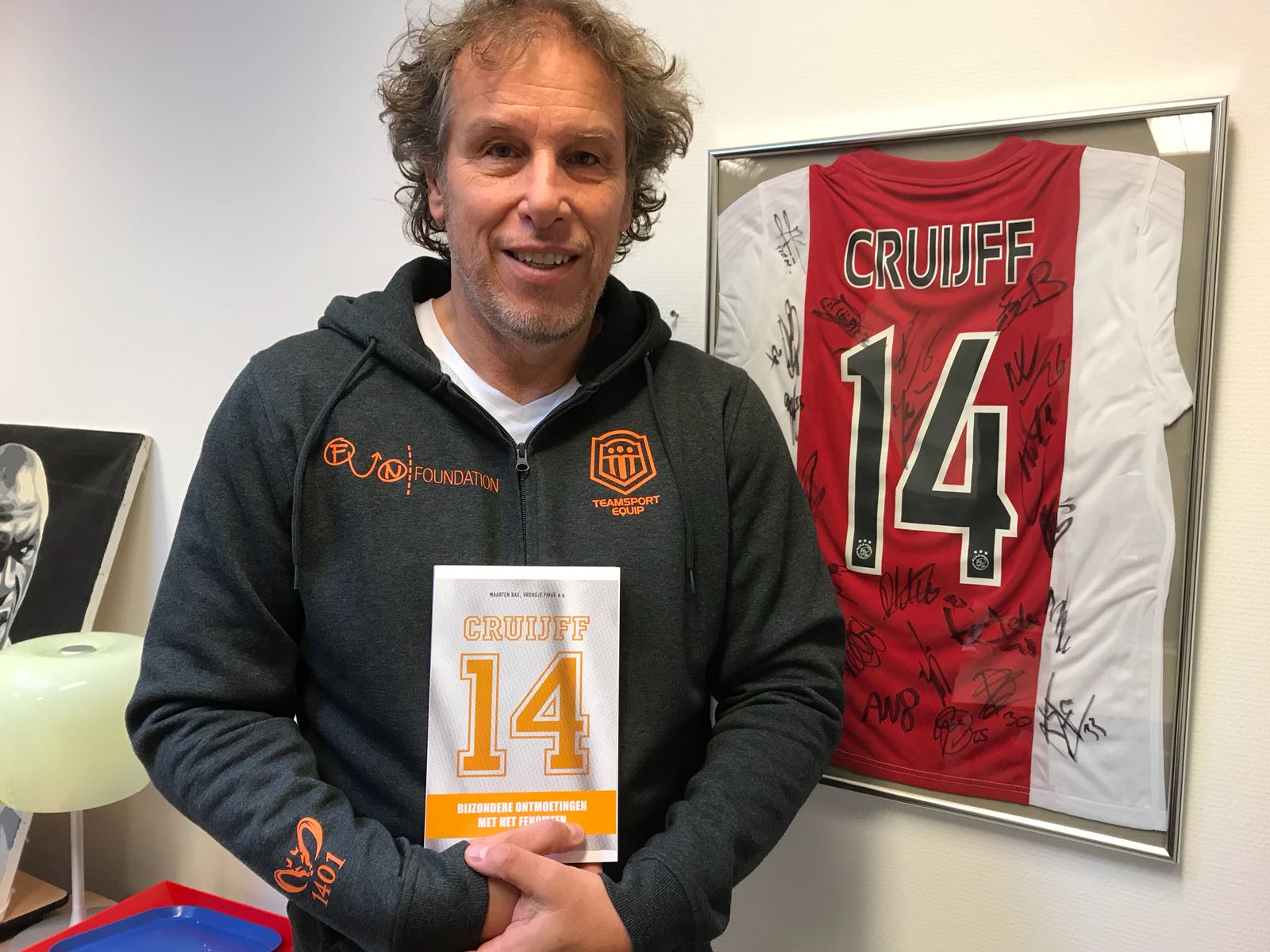 Maarten Bax met het boek 'Cruijff 14'. (foto aangeleverd)