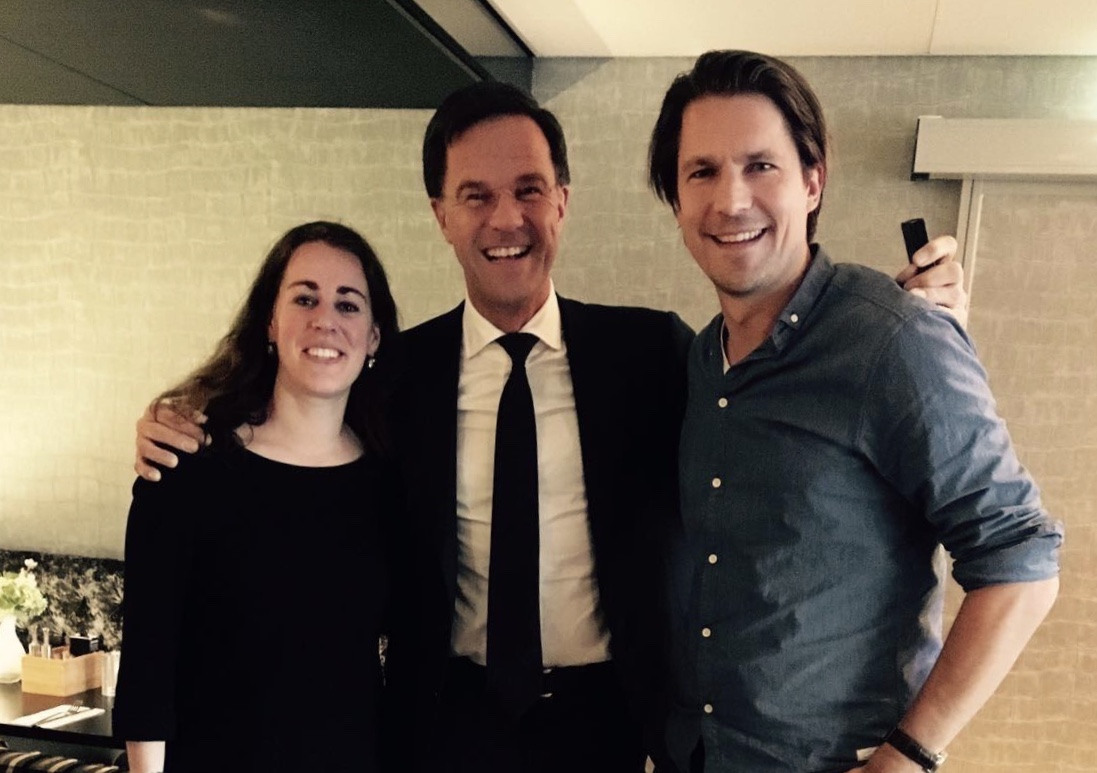 Minister-president Mark Rutte met Anne Sterenberg (lijsttrekker) en Peter van Kessel (kandidaat nr. 2) van de Haarlemse VVD. (Foto: aangeleverd)