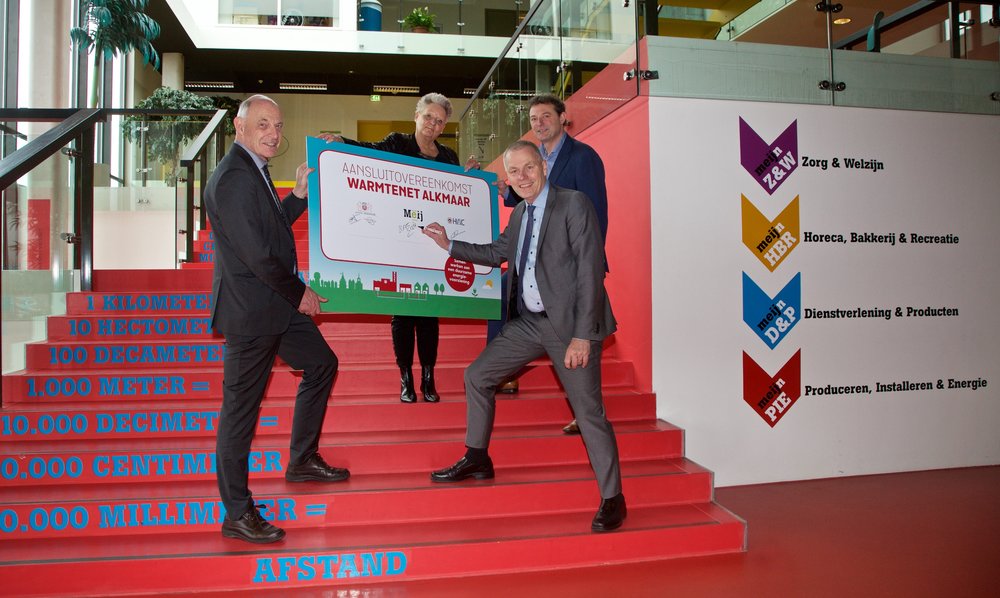 Wethouders Jan Nagengast, Elly Konijn, directeur SOVON Ronald Gase en manager warmte HVC Robert Crabbendam ondertekenen de overeenkomst. (Foto: aangeleverd)