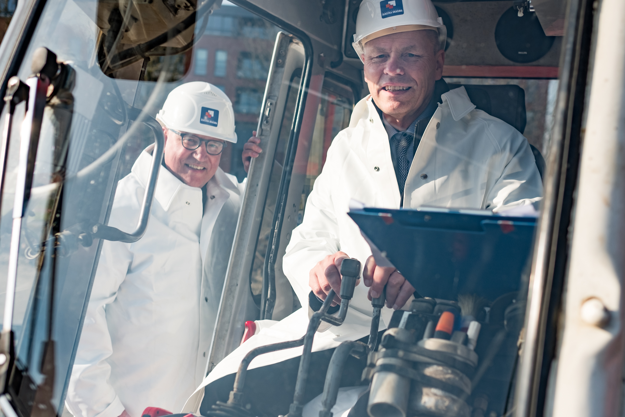 De heren Dickhoff (l) en Gase verzorgden de officiële handeling. (foto Richard Rood)