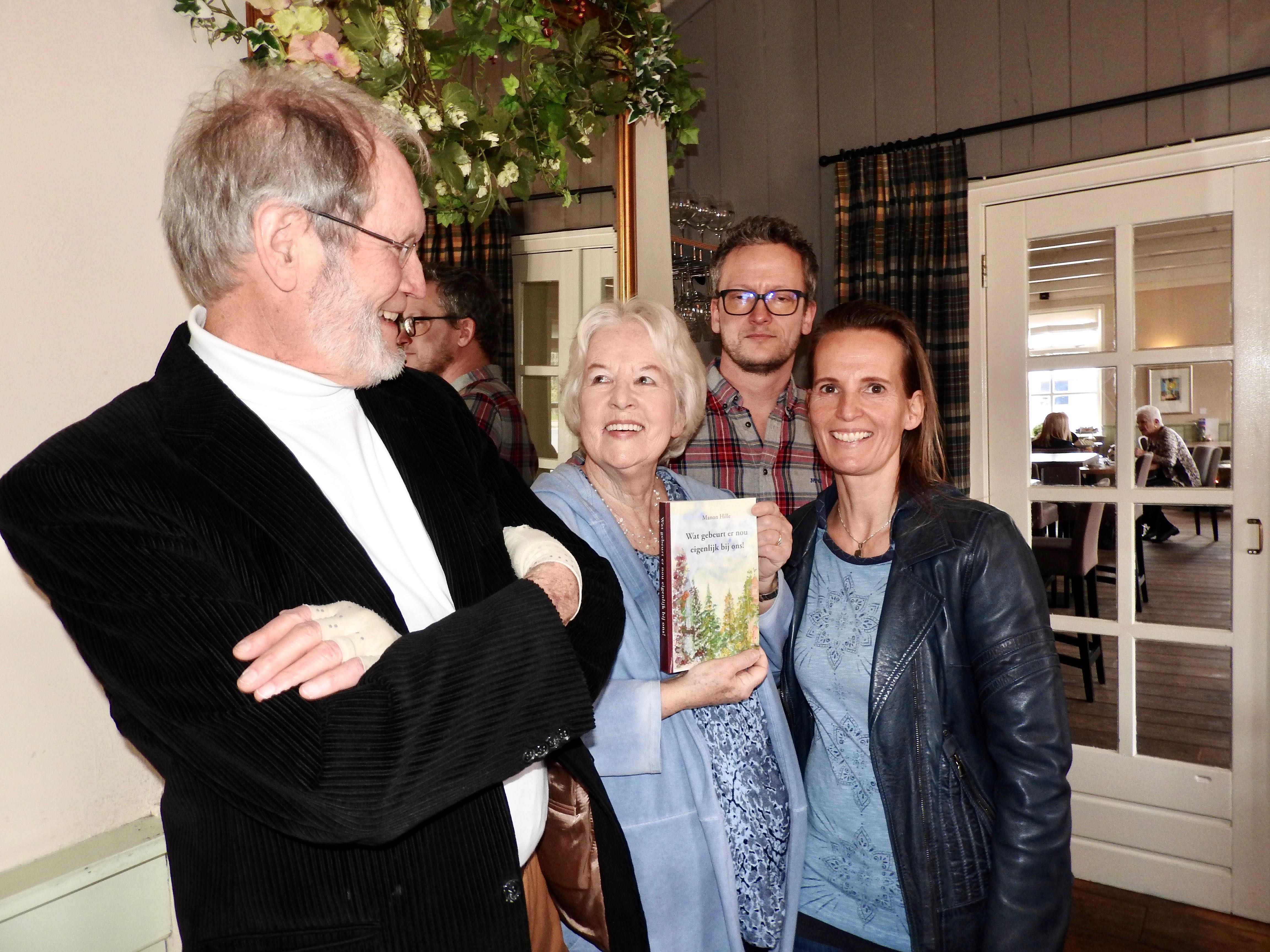 Manon met haar boek temidden van man Jan, zoon Jon en dochter Jody. (Foto: Marja Bak-Aal)
