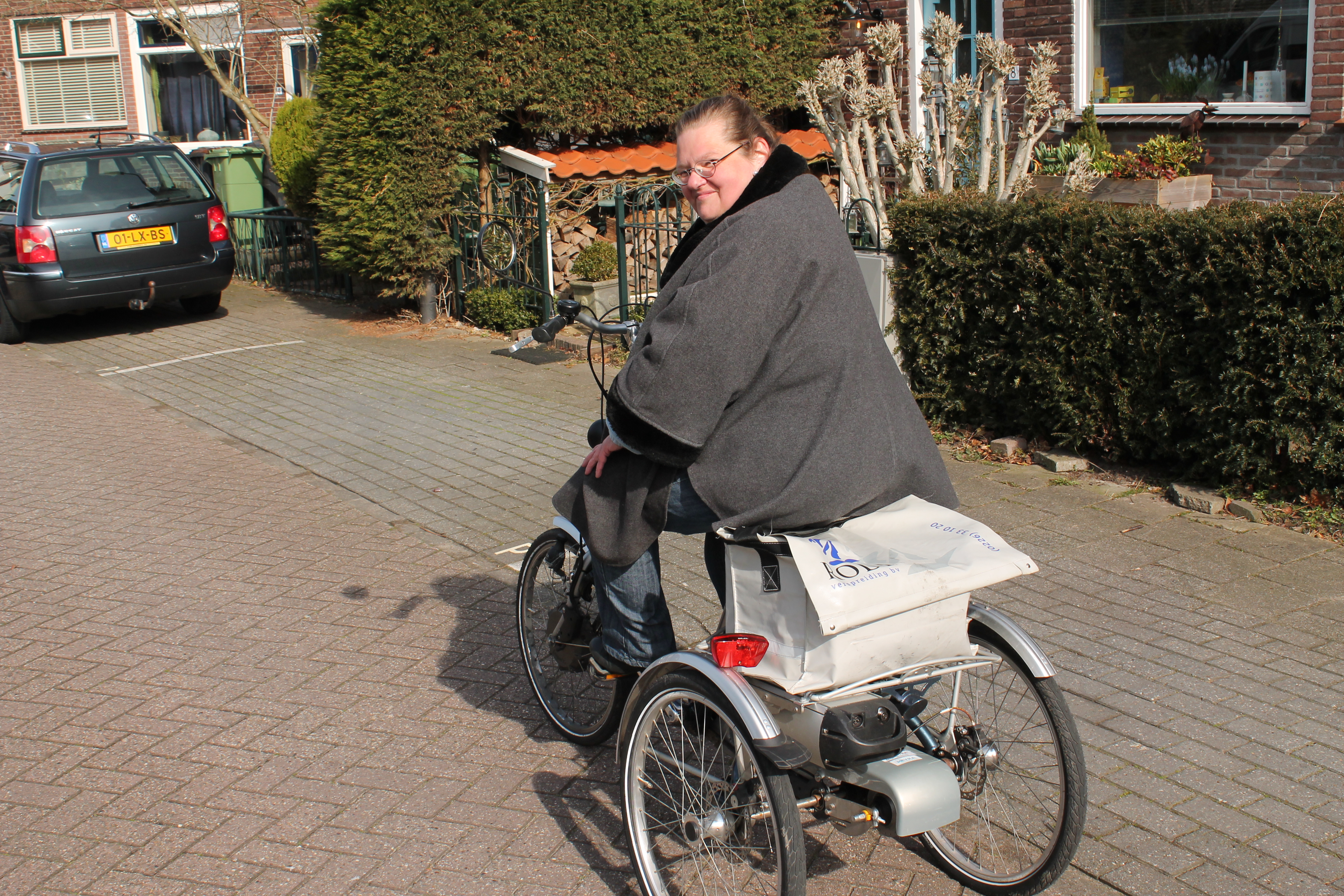 Inga Edinburgh tijdens het bezorgen in de Hugo de Grootstraat in Purmerend. (Foto: John Bontje)
