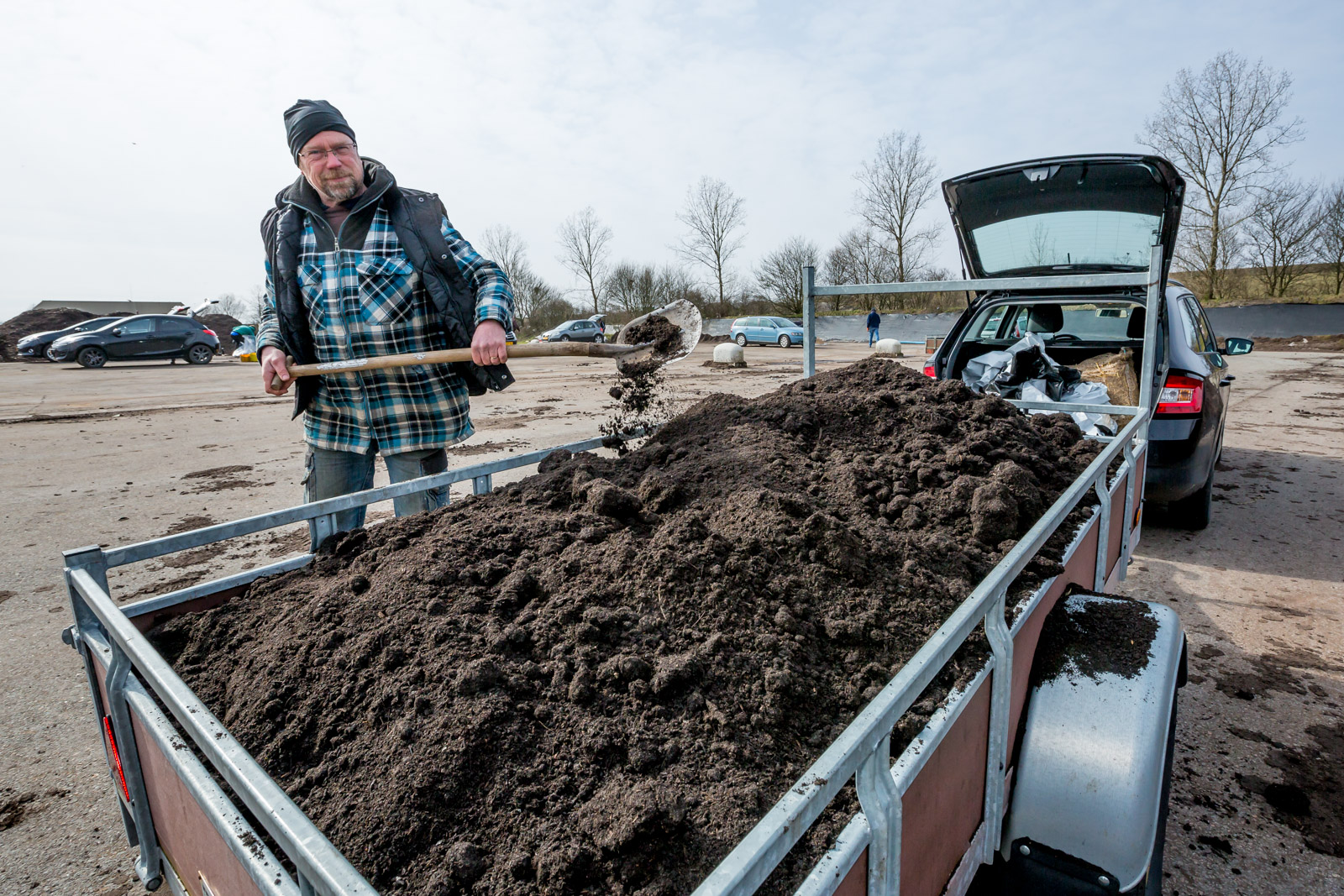 Compost scheppen in de ijzige kou. (Foto: aangeleverd)