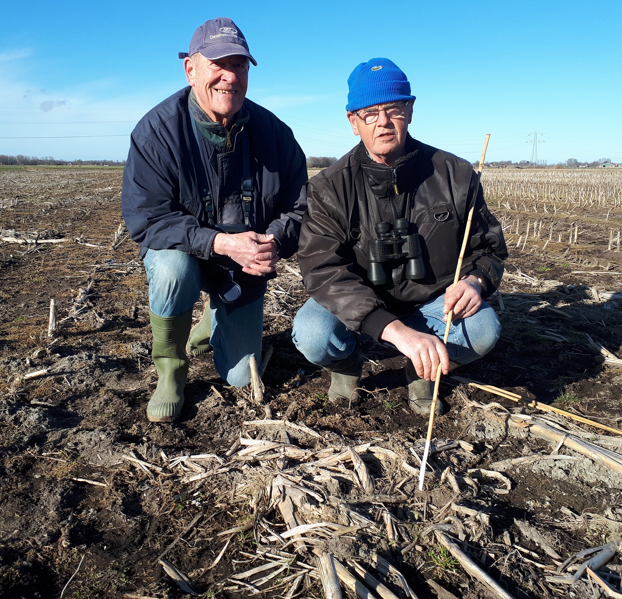 De vinders van het eerste kievitsei in Noord-Holland: Feiko Inia (l) en Theo Reus (r). (Foto: Wim Tijsen)
