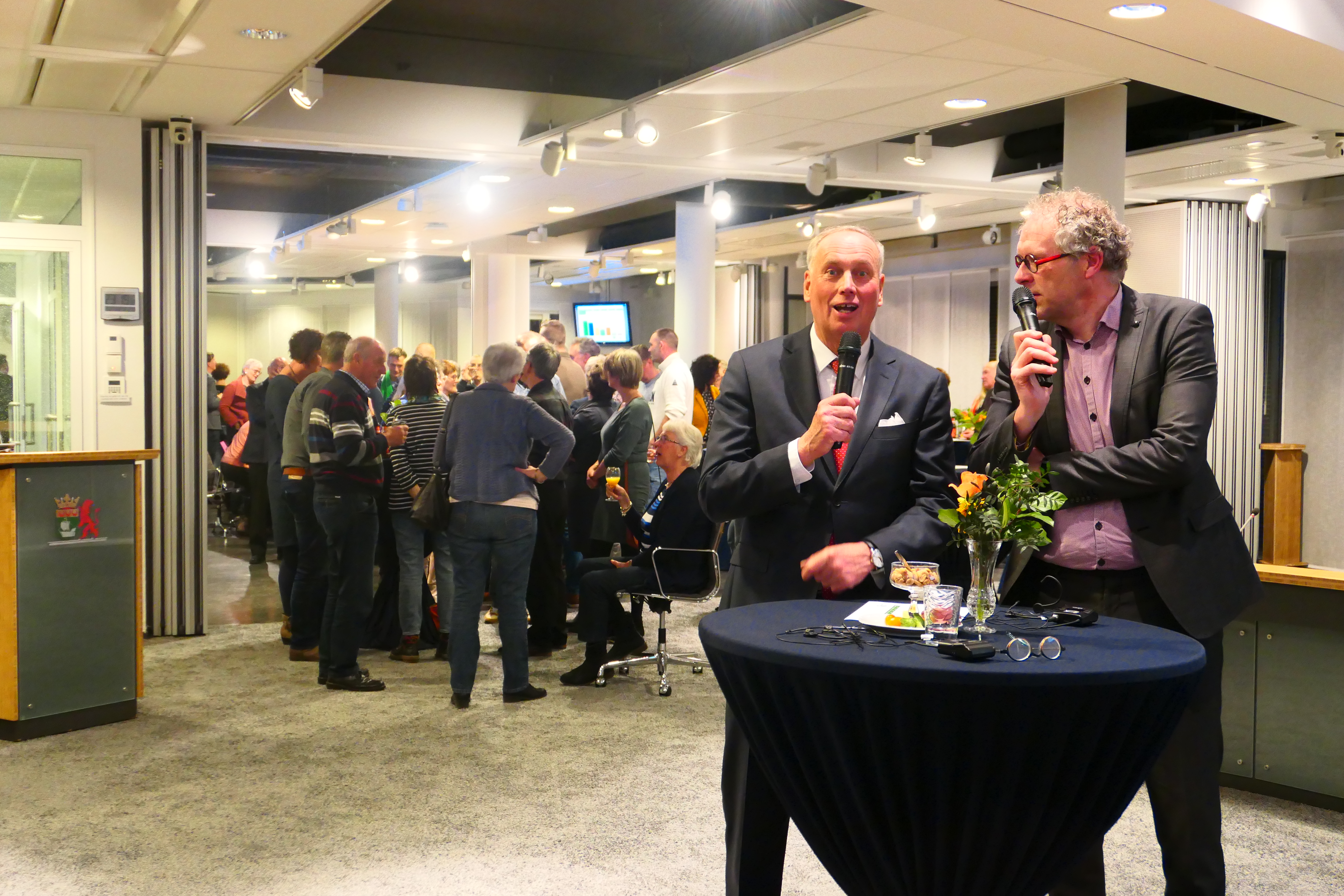 Burgemeester Posthumus en gemeentesecretaris Beuker maken de uitslag bekend. (Foto: gemeente Koggenland)