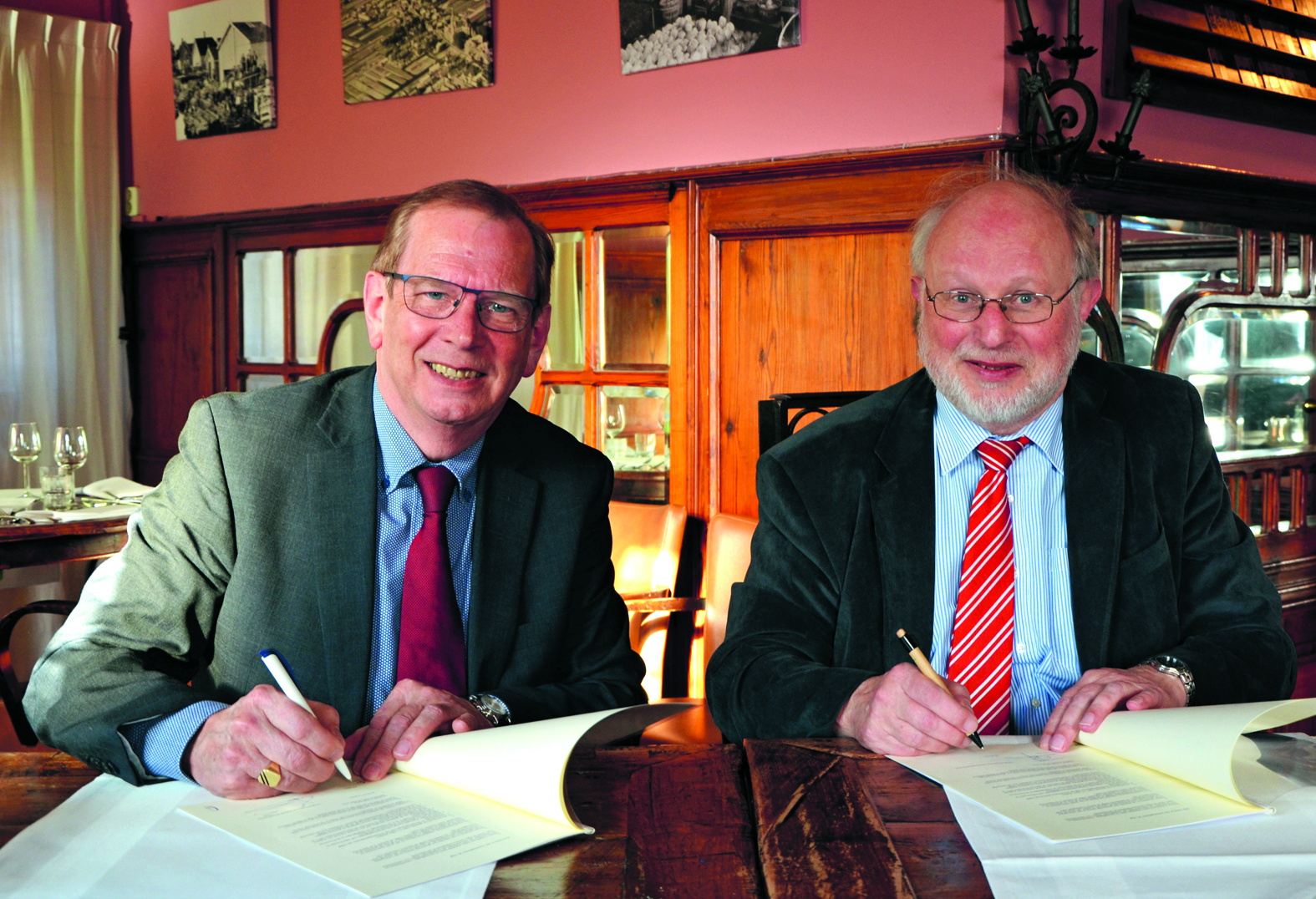 Wethouder Jan Piet Beers (l) en hoogheemraad Rob Veenman zetten hun handtekening onder de intentieovereenkomst. (Foto: aangeleverd)