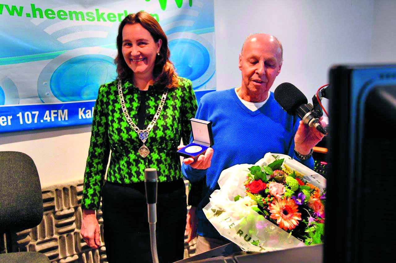 Fred Kos bij met de onderscheiding, links burgemeester Mieke Baltus. (Foto: Leo Tillmans)