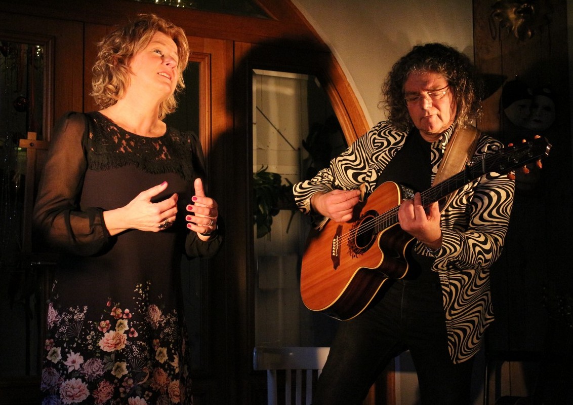 Het duo SimonèZ speelt zondag 29 april in Eenigenburg. (Foto: Hanneke de Boer)
