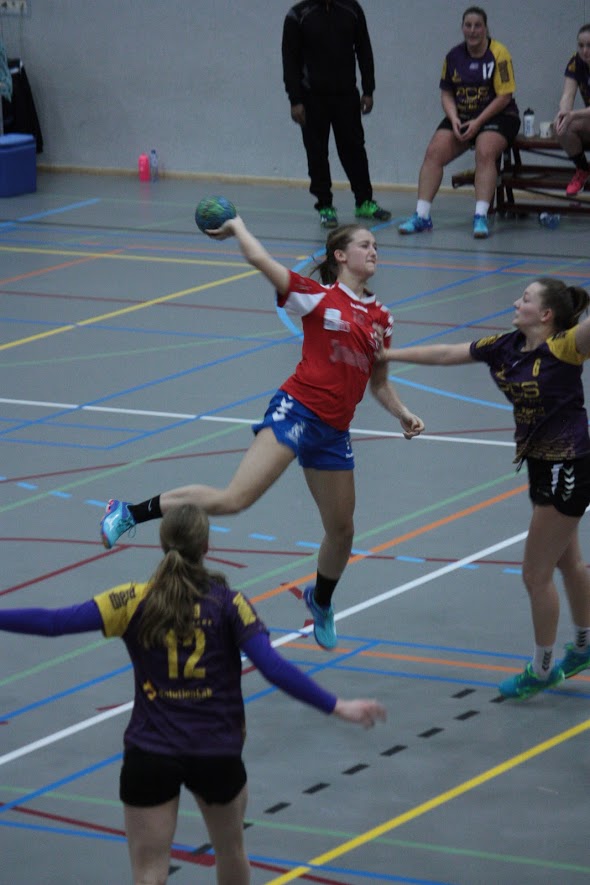 Lisa Korver probeert te scoren namens DSS. (Foto: Ronald Sap)