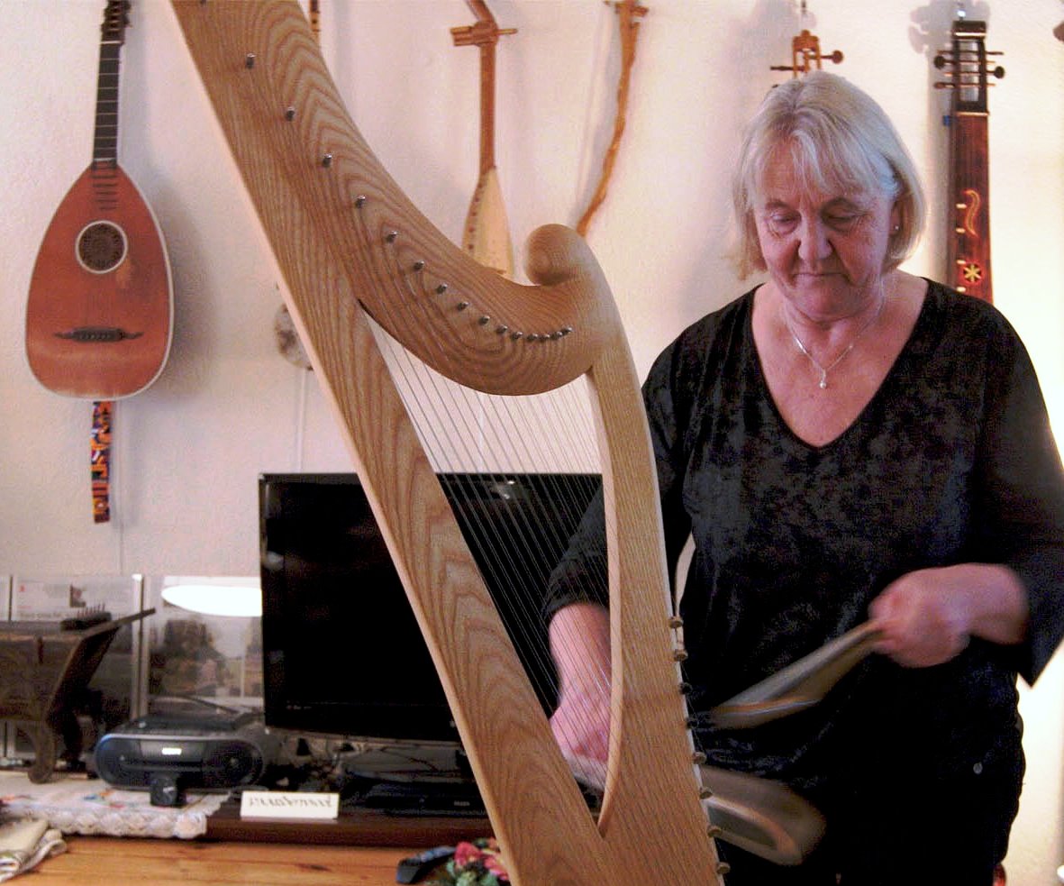 Maisa van der Kolk neemt de aanwezigen mee op een muzikale reis door Europa. (Foto: