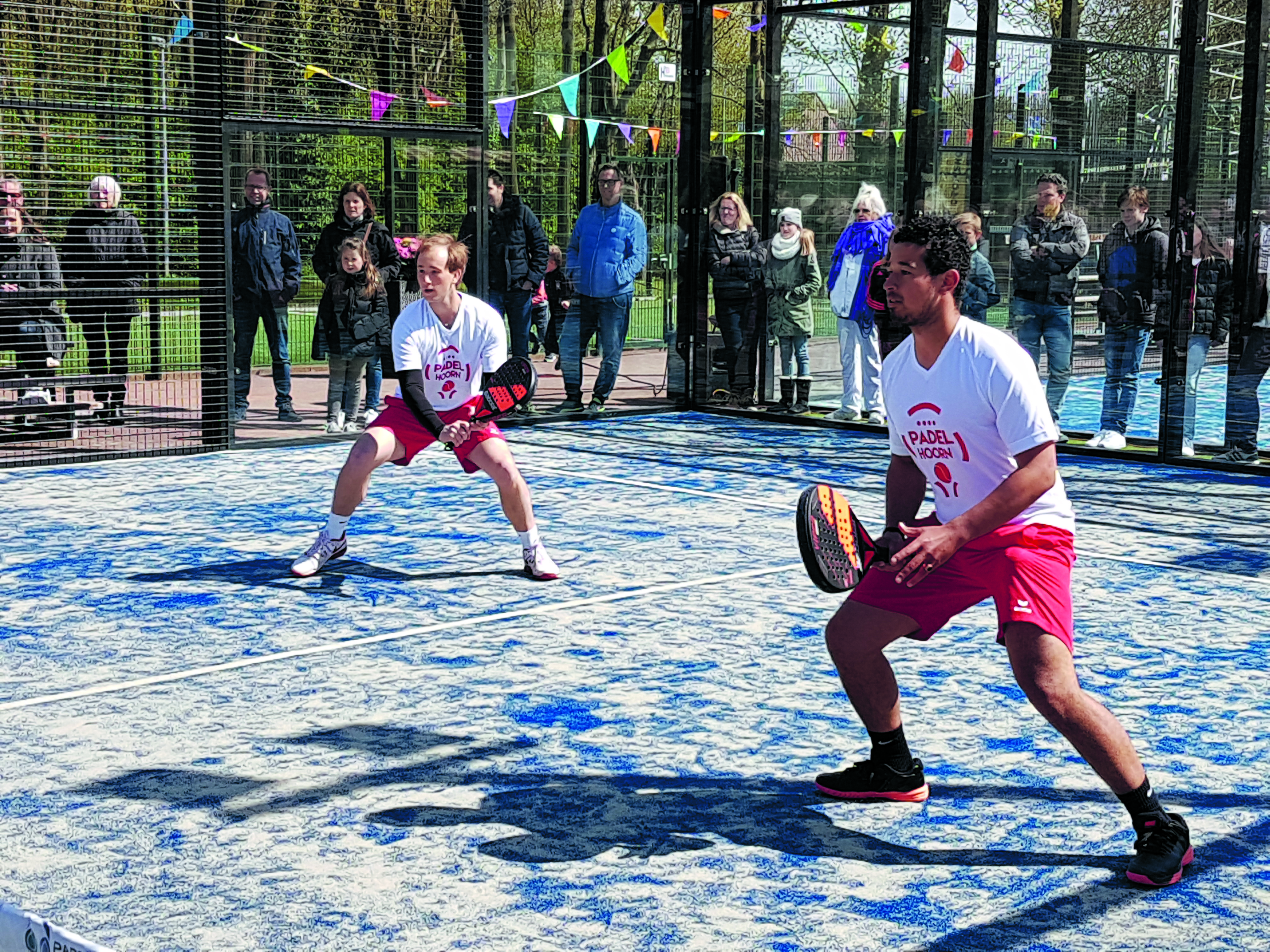 Padel is een toegankelijke sport voor jong en oud. (Foto: aangeleverd)