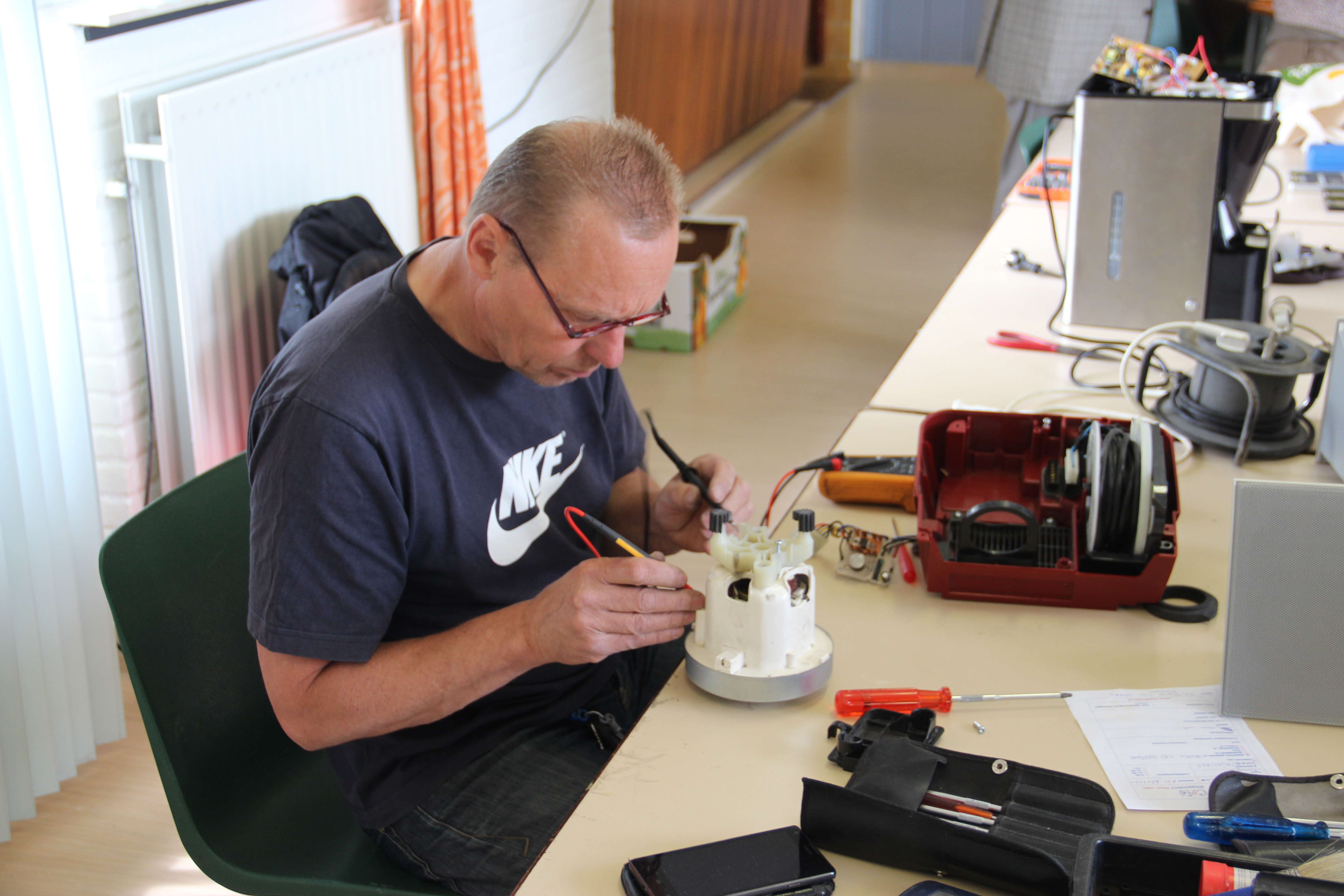 Reparateurs zitten klaar tijdens het Repaircafé. (Foto: aangeleverd)