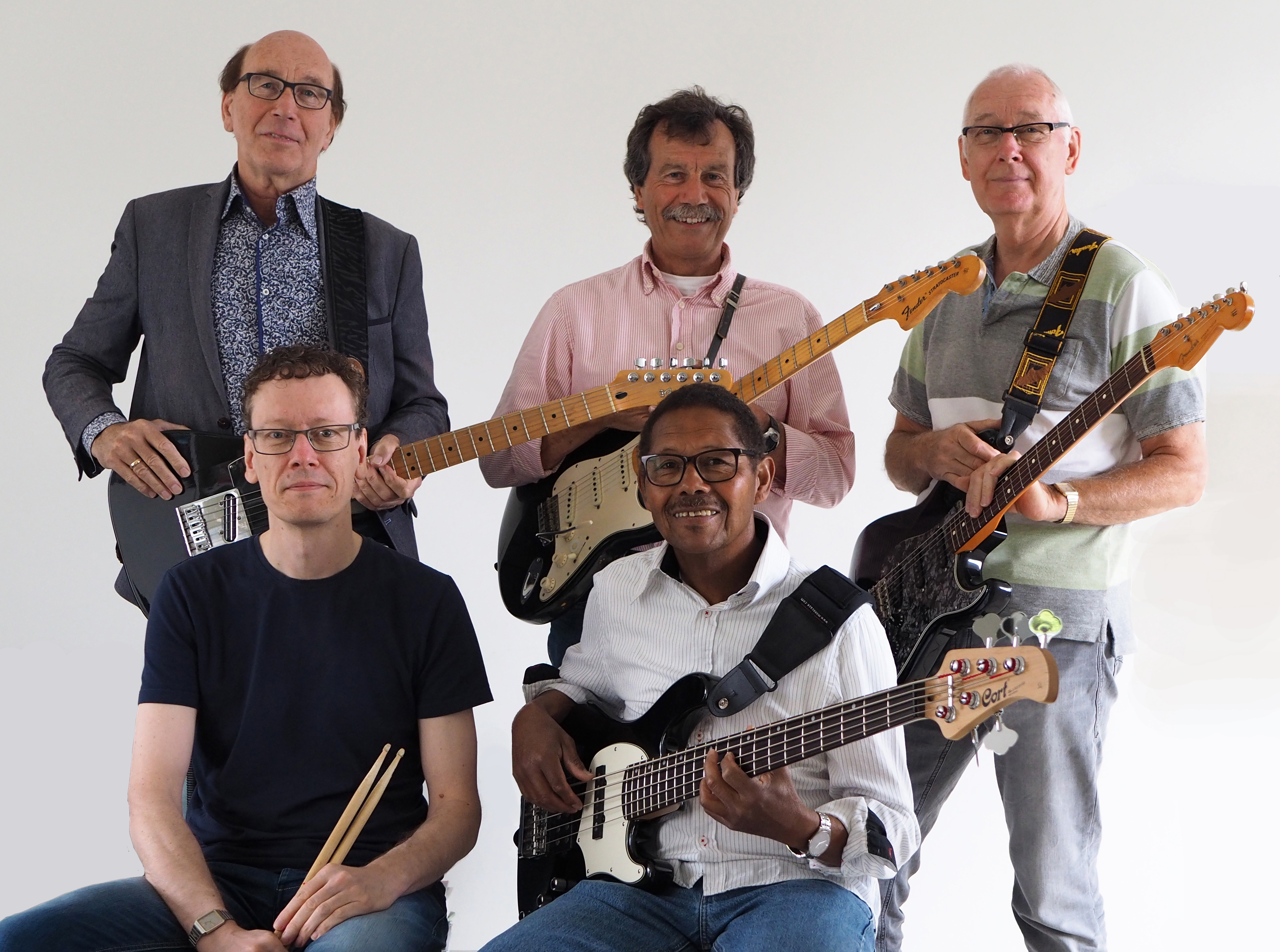 Staand v.l.n.r.: Jack Beneker (zang, gitaar), Cees Hendriks (sologitaar), Rob Koningstein (slaggitaar). Zittend v.l.n.r.: Danny Koningstein (drums), John Parisius (basgitaar). (Foto: Frans H.)