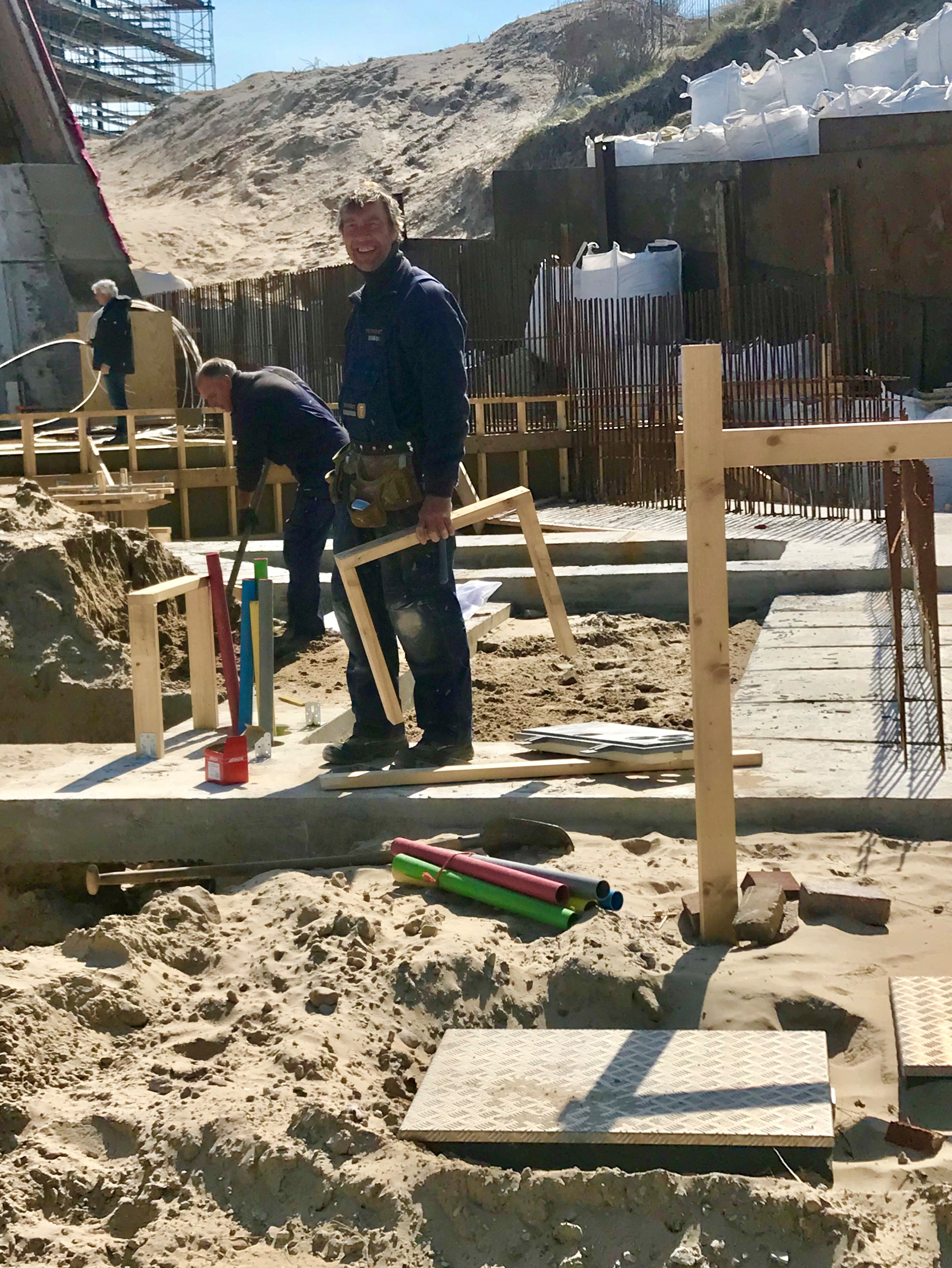 Hardwerkende mannen aan de bouw van het botenhuis van De Pinck: Jan en Jan... (Foto: Marja Bak Aal).