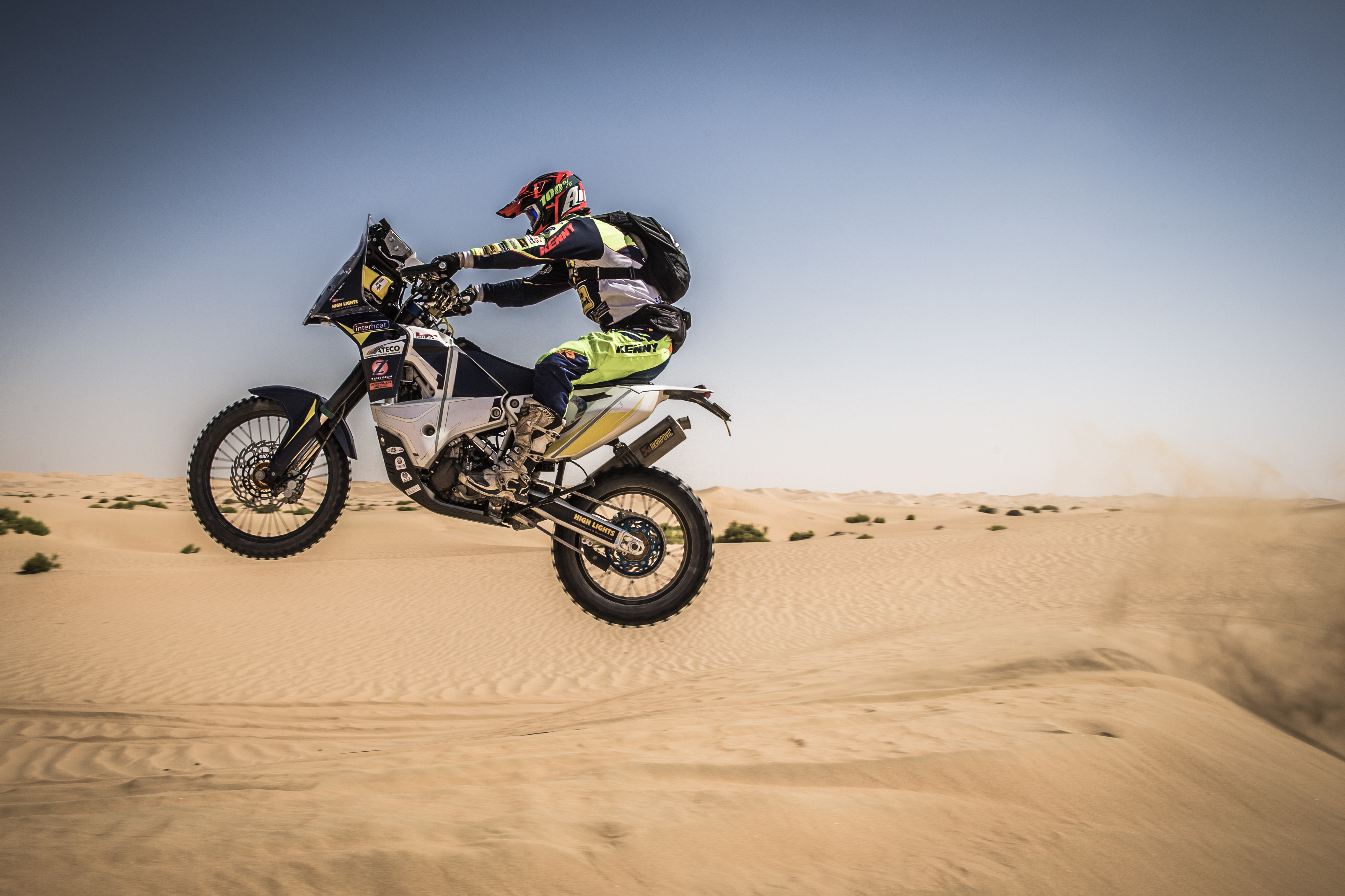 Marcel in actie in de woenstijn van Abu Dhabi. (Foto: Rallymaniacs, Marcel Vermeij)