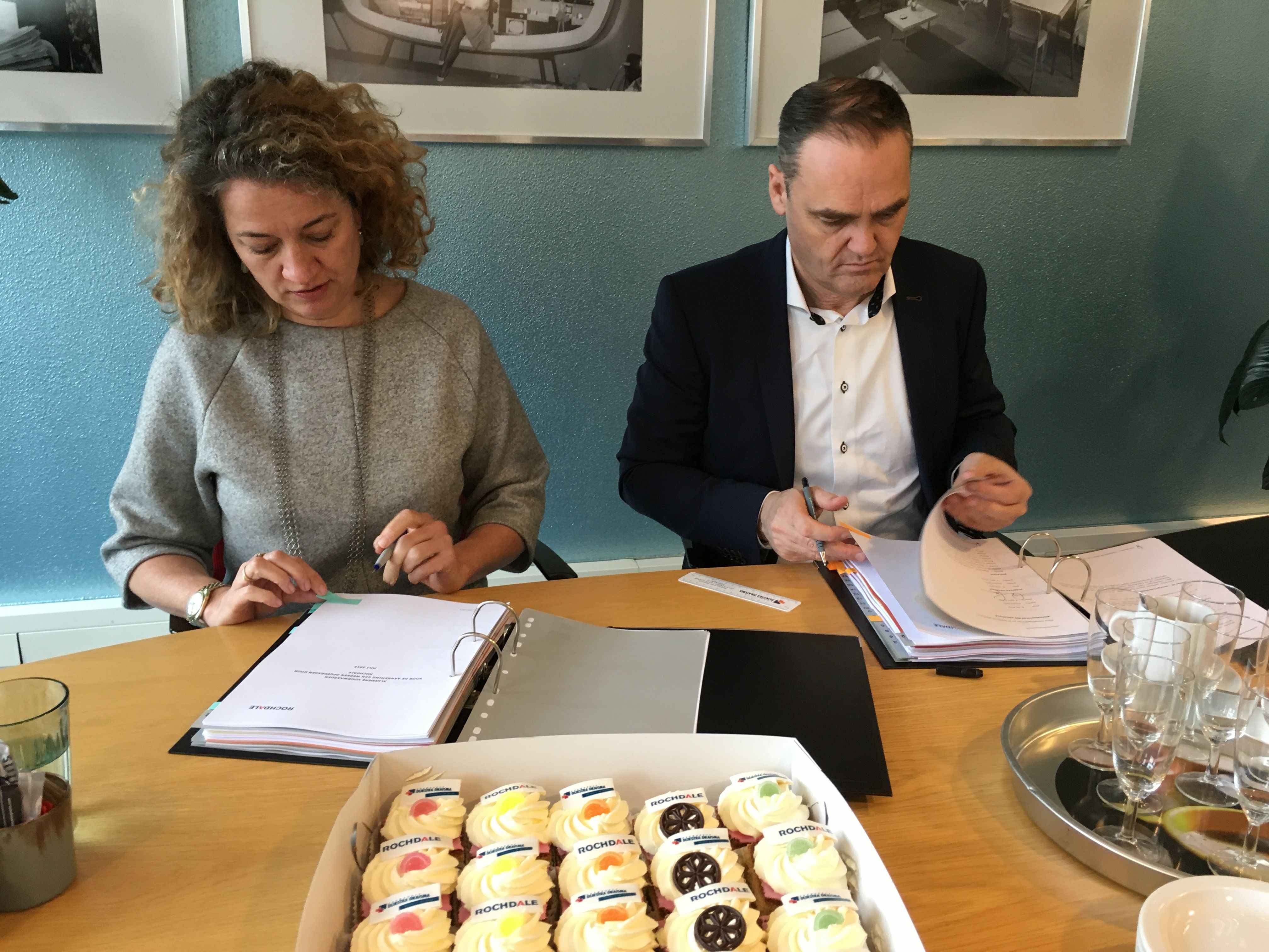 Birgitte de Maar en Biense Dijkstra zetten hun handtekening. (Foto: aangeleverd)