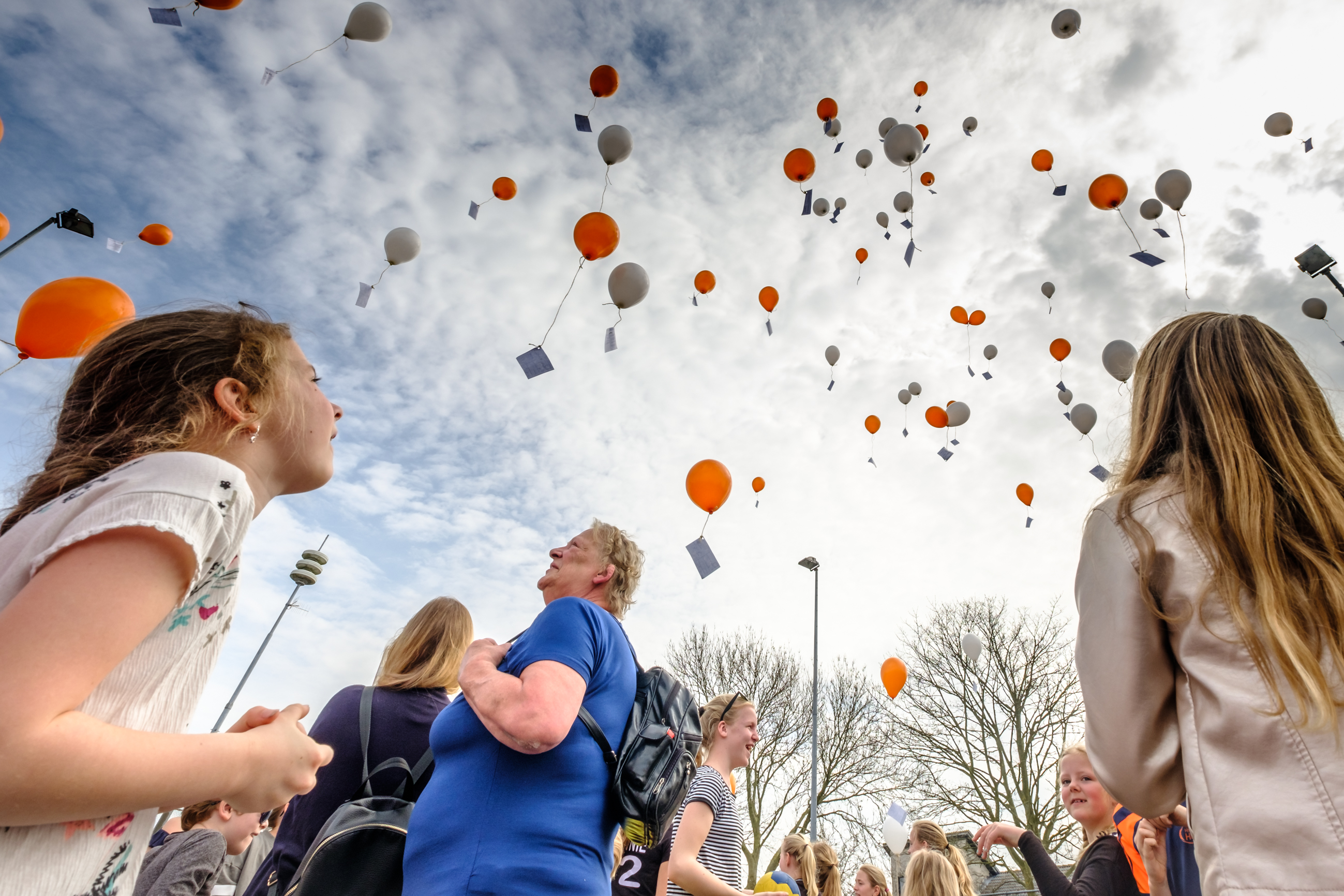 Het was een spectaculair gezicht, het oplaten van de ballonnen in De Noord. (foto Richard Rood)