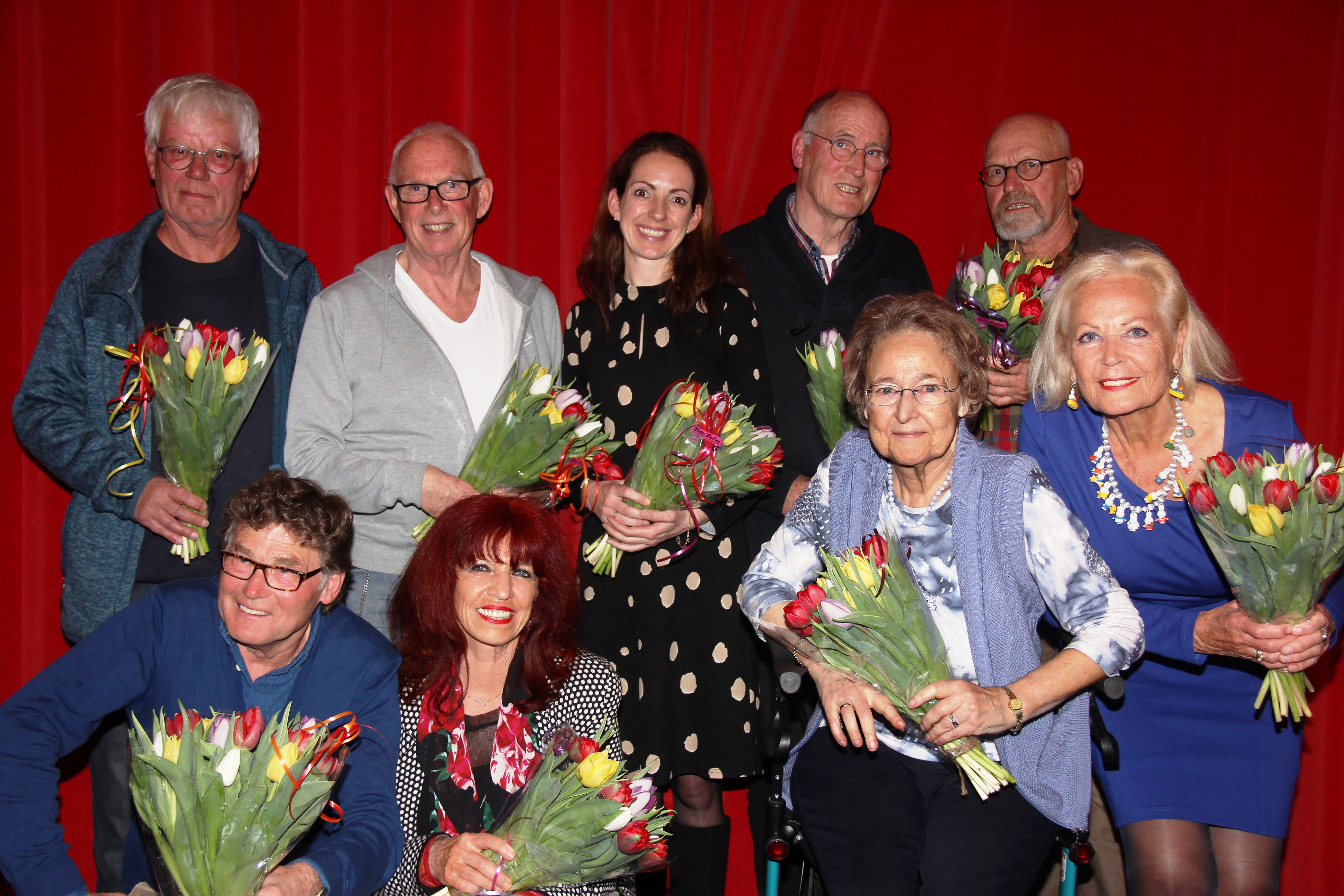 Vier nieuwe bestuursleden nemen de taken over. Op de foto: achterste rij van links naar rechts: Siem Zwaan, Jan Snijder, Marieke Mollema, Henk Hansler en Gerjan Zwaan die blijft als bestuurslid. Op de eerste rij van links naar rechts: Frans, Agnes, Anneke en Henny. (Foto: Frits van Eck).