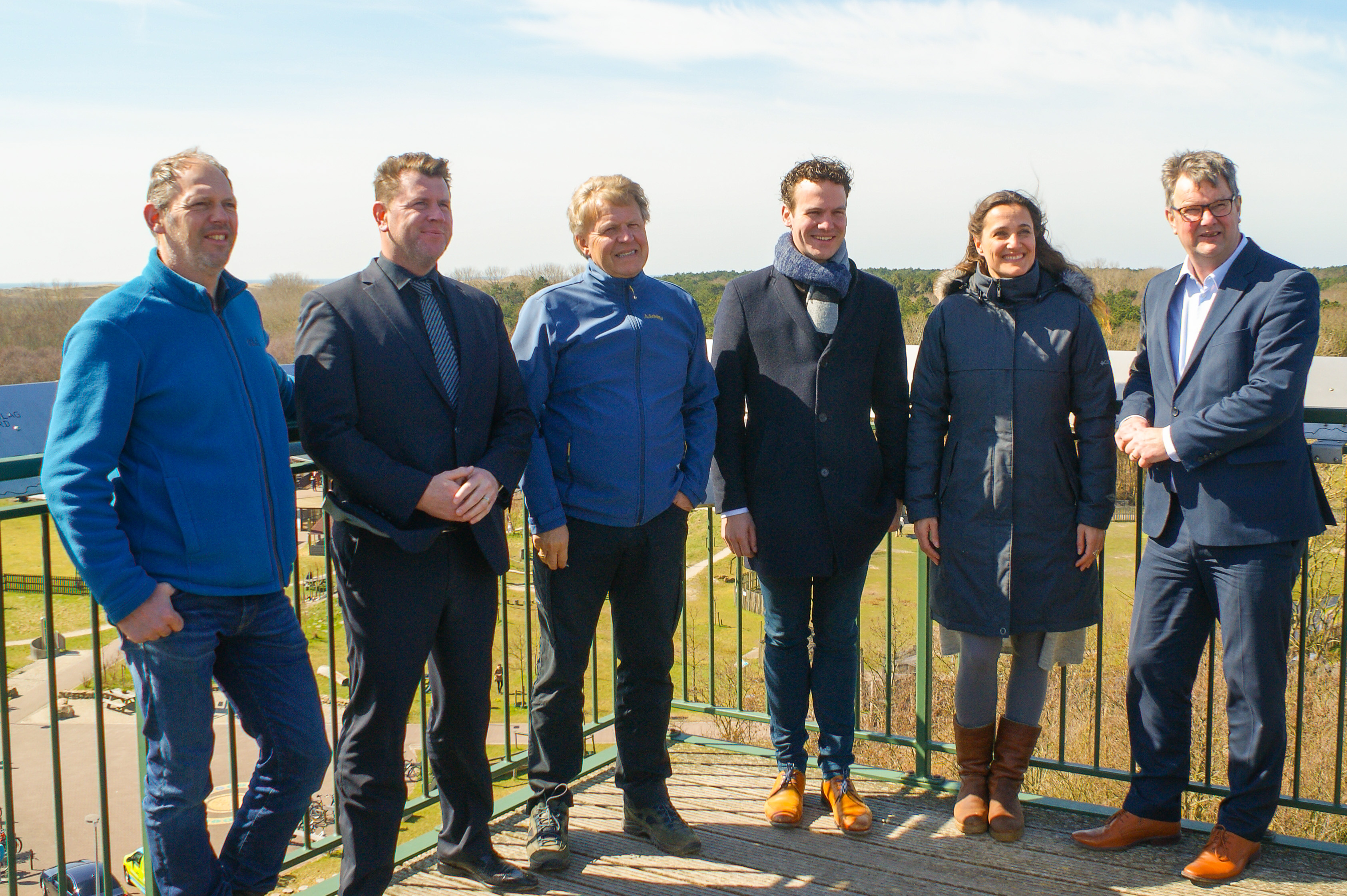 V.l.n.r.: Alex Rohof (Recreatie Noord-Holland), wethouder Edwin Krijns (gemeente Den Helder), gedeputeerde Jaap Bond (Provincie Noord-Holland), wethouder Jelle Beemsterboer (gemeente Schagen), Katelijne van Spronsen (Helderse Vallei) en wethouder Theo Groot (gemeente Hollands Kroon). (Foto: JV / RM