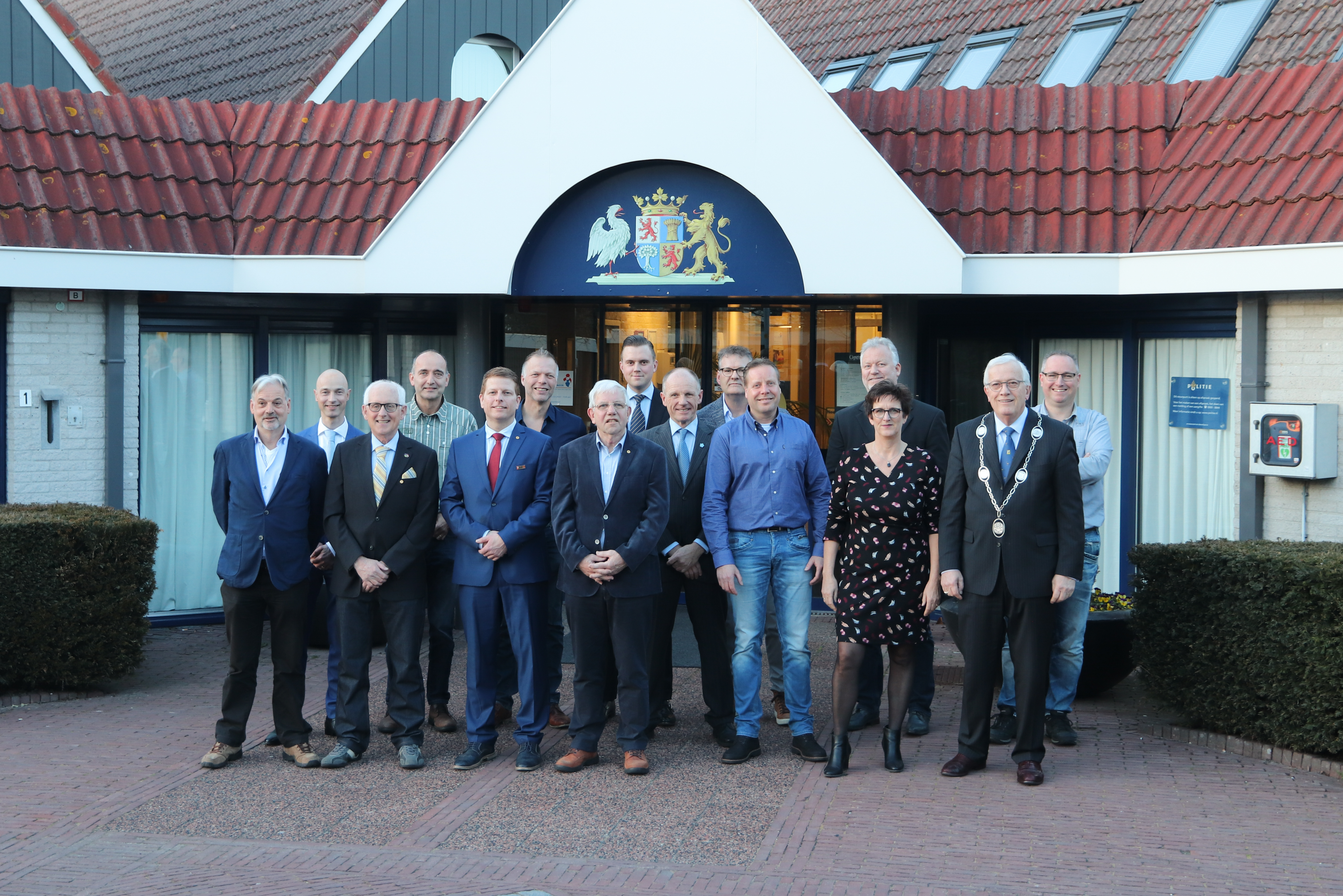 De nieuwe raadsleden en burgemeester Nijpels staan klaar voor de start. Charlotte Zeilstra-Spies (DSV) ontbreekt op de foto. (Foto: gemeente Opmeer)